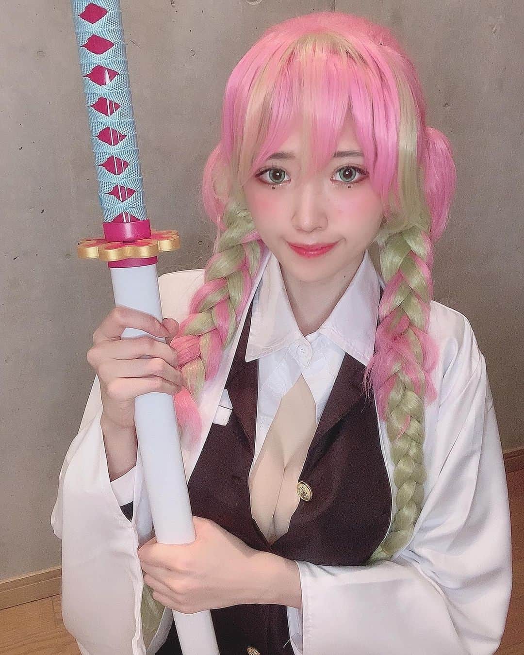 SHINTANITOUKOのインスタグラム：「人生初アニメのコスプレした！ 自分でメイクして衣装着たり したんだけど、ほんとに難しかった🥲🥲 鬼滅の刃の甘露寺蜜璃ちゃん なんだけどどう見ても新谷桐子（笑） いやーコスプレ奥が深い！！  #鬼滅の刃 #甘露寺蜜璃 #甘露寺蜜璃コスプレ #アニメ #コスプレ #鬼滅の刃コスプレ #クオリティ低い #初めての #挑戦 #難しい #奥が深い #谷間 #作り物です #笑 #メイクアップ #makeup」