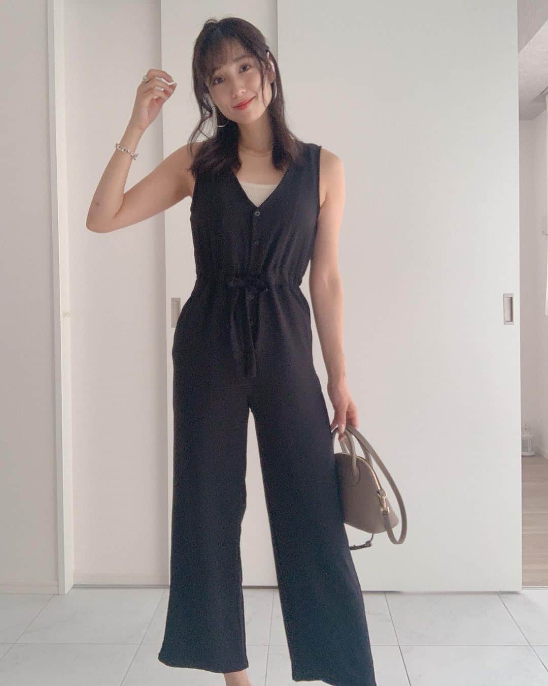 のインスタグラム：「black style.  衣装などお世話になってる @valmuer_official  オールインワン🐶  楽ちんコーデ♡  月曜日はいつも やること沢山✨であっという間に 過ぎていくw  さて、夜ご飯何つくろうかなぁ〜」