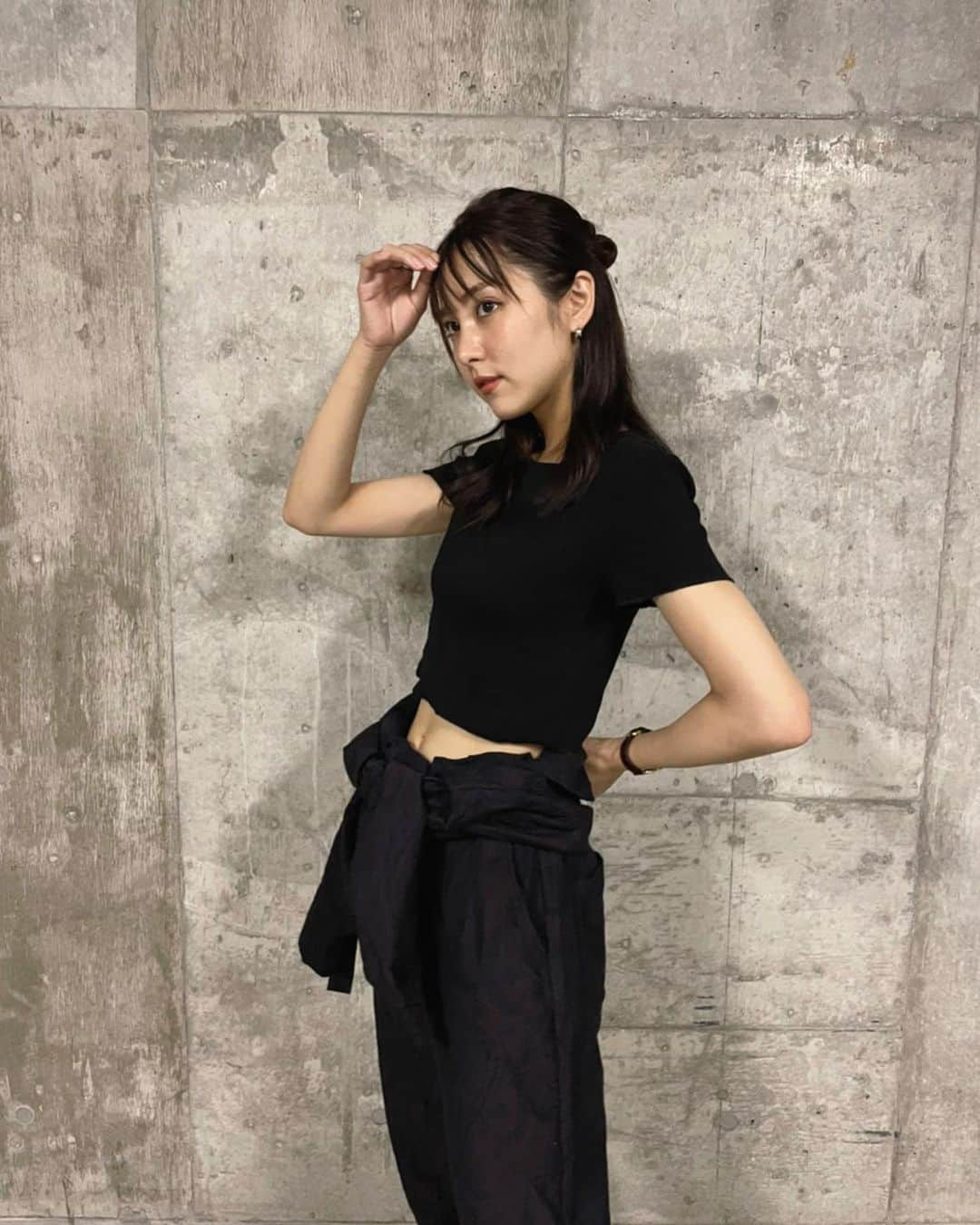 石川恋さんのインスタグラム写真 - (石川恋Instagram)「Mix&match fashion 2021 Summer🌻 メインTシャツ▶︎▶︎#ZARA 記憶が正しければ、1枚1000円以下のプチプラのちびT！ シンプルだから何にでも合うし、夏らしく肌見せもできてお気に入り。 パンツスタイルはいろいろな着方が楽しめるジャンプスーツと合わせました🔥 #StyledbyRen #ootd  styling support & photo by @kon_543」6月7日 18時44分 - ren_ishikawa