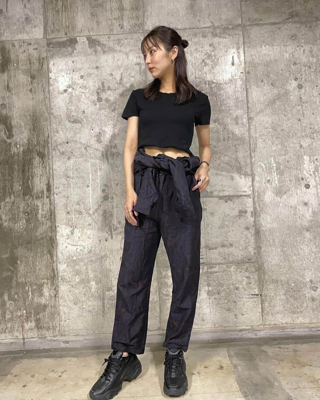 石川恋さんのインスタグラム写真 - (石川恋Instagram)「Mix&match fashion 2021 Summer🌻 メインTシャツ▶︎▶︎#ZARA 記憶が正しければ、1枚1000円以下のプチプラのちびT！ シンプルだから何にでも合うし、夏らしく肌見せもできてお気に入り。 パンツスタイルはいろいろな着方が楽しめるジャンプスーツと合わせました🔥 #StyledbyRen #ootd  styling support & photo by @kon_543」6月7日 18時44分 - ren_ishikawa