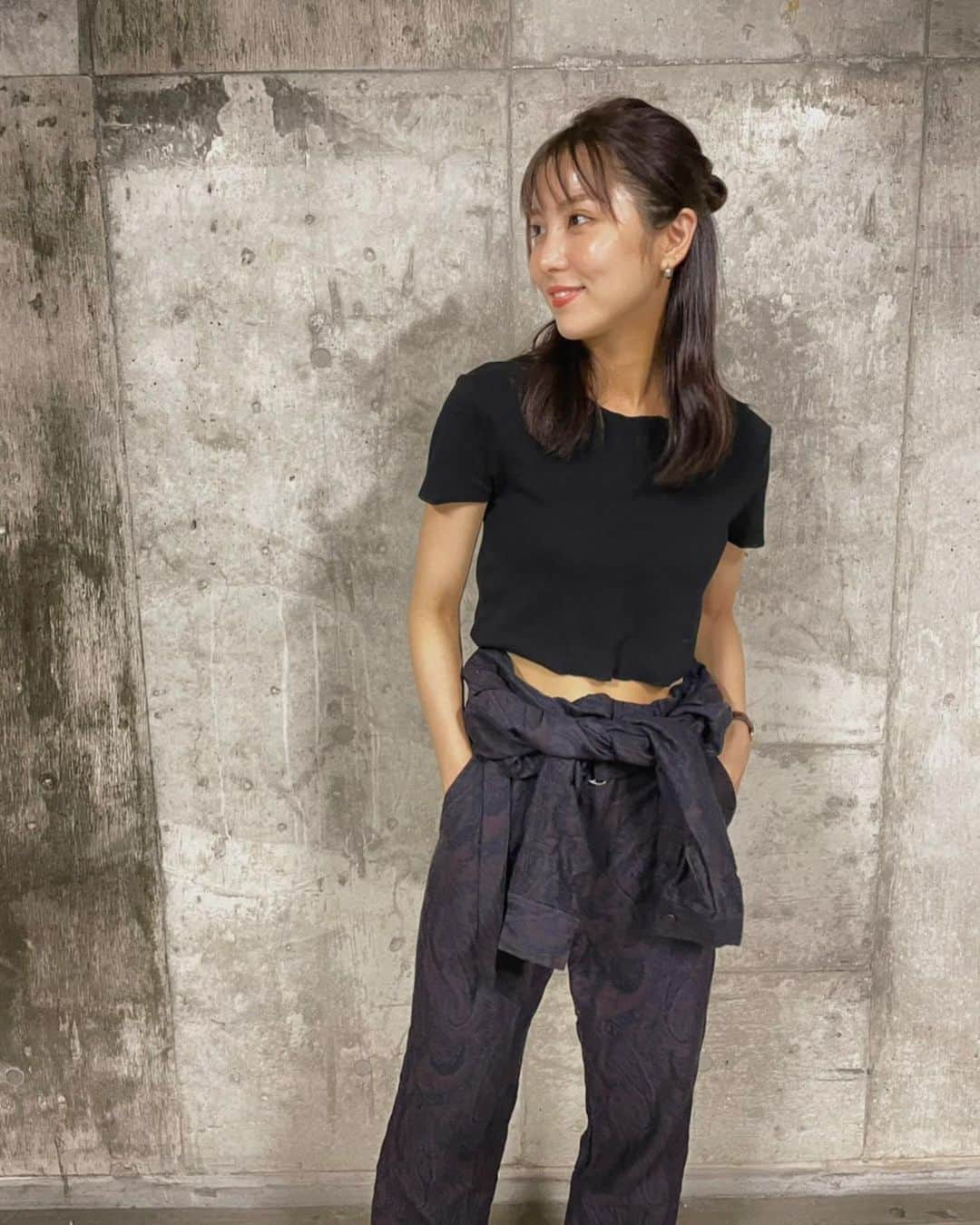 石川恋さんのインスタグラム写真 - (石川恋Instagram)「Mix&match fashion 2021 Summer🌻 メインTシャツ▶︎▶︎#ZARA 記憶が正しければ、1枚1000円以下のプチプラのちびT！ シンプルだから何にでも合うし、夏らしく肌見せもできてお気に入り。 パンツスタイルはいろいろな着方が楽しめるジャンプスーツと合わせました🔥 #StyledbyRen #ootd  styling support & photo by @kon_543」6月7日 18時44分 - ren_ishikawa