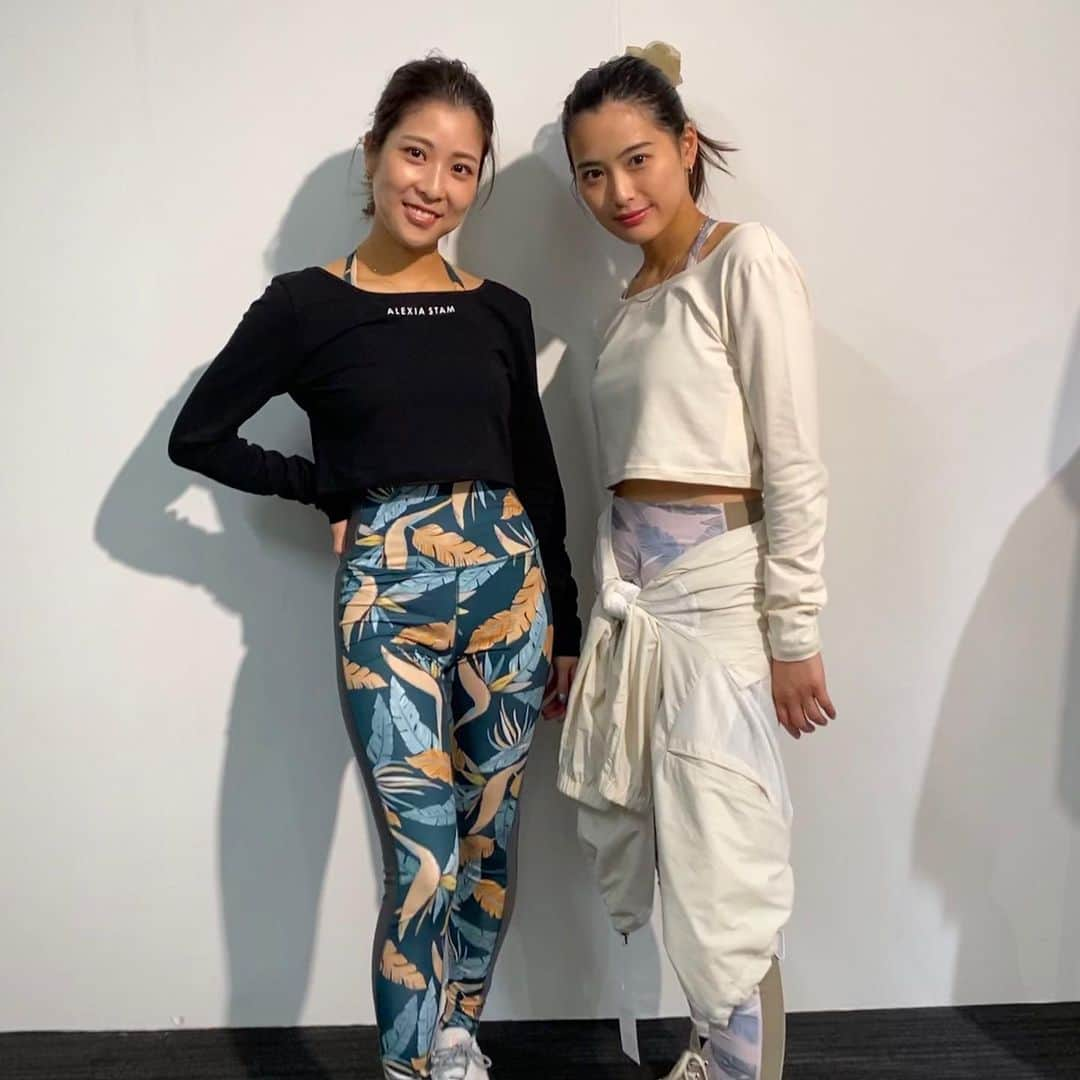 LUNAさんのインスタグラム写真 - (LUNAInstagram)「@nergyjapan さんの展示会✨. . . . @alexiastam_official さんとのコラボウェア🧘‍♀️ @melon_867 はるなちゃんと双子コーデしたっ😌💓. . . #nergy #nergyアンバサダー #ヨガ #トレーニング #ヨガウェア #ヨガジョ #ヨガライフ #ヨガ女子 #トレーニングウェア #トレーニング女子 #筋トレ #筋トレ女子 #筋トレダイエット #ボディーメイク #可愛いウェア #双子コーデ」6月7日 19時00分 - luna_0229