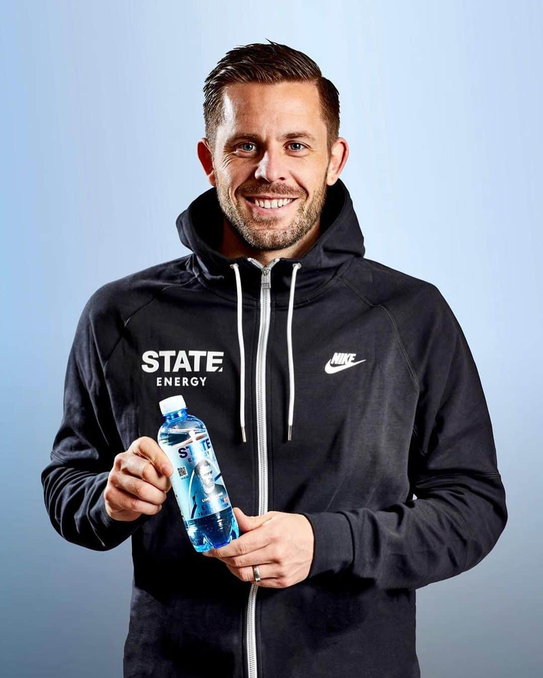 ギルフィ・シグルズソンのインスタグラム：「I am very happy to join @chriseriksen8, @carowozniacki & STATE! for the next 4,5 years!🇮🇸  STATE’s energy drinks are designed by great athletes and professionals - and provide a lower raise in blood glucose levels than regular sugary energy- and sports drinks, helping athletes and others achieve maximum results!  I look forward to taking part in introducing these great drinks and especially to all Icelanders where we have just launched!  Enjoy and go follow @statedrinks.is and @statedrinks for more! 🇮🇸🙌🏻」