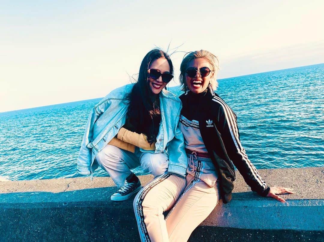 Candy のインスタグラム：「いつも海に連れてってくれてありがとう🌊毎回ドライブが楽しい❤️❤️ 青春の1ページみたいな写真撮れましたwww  #海　#beach #adidas #七里ヶ浜」
