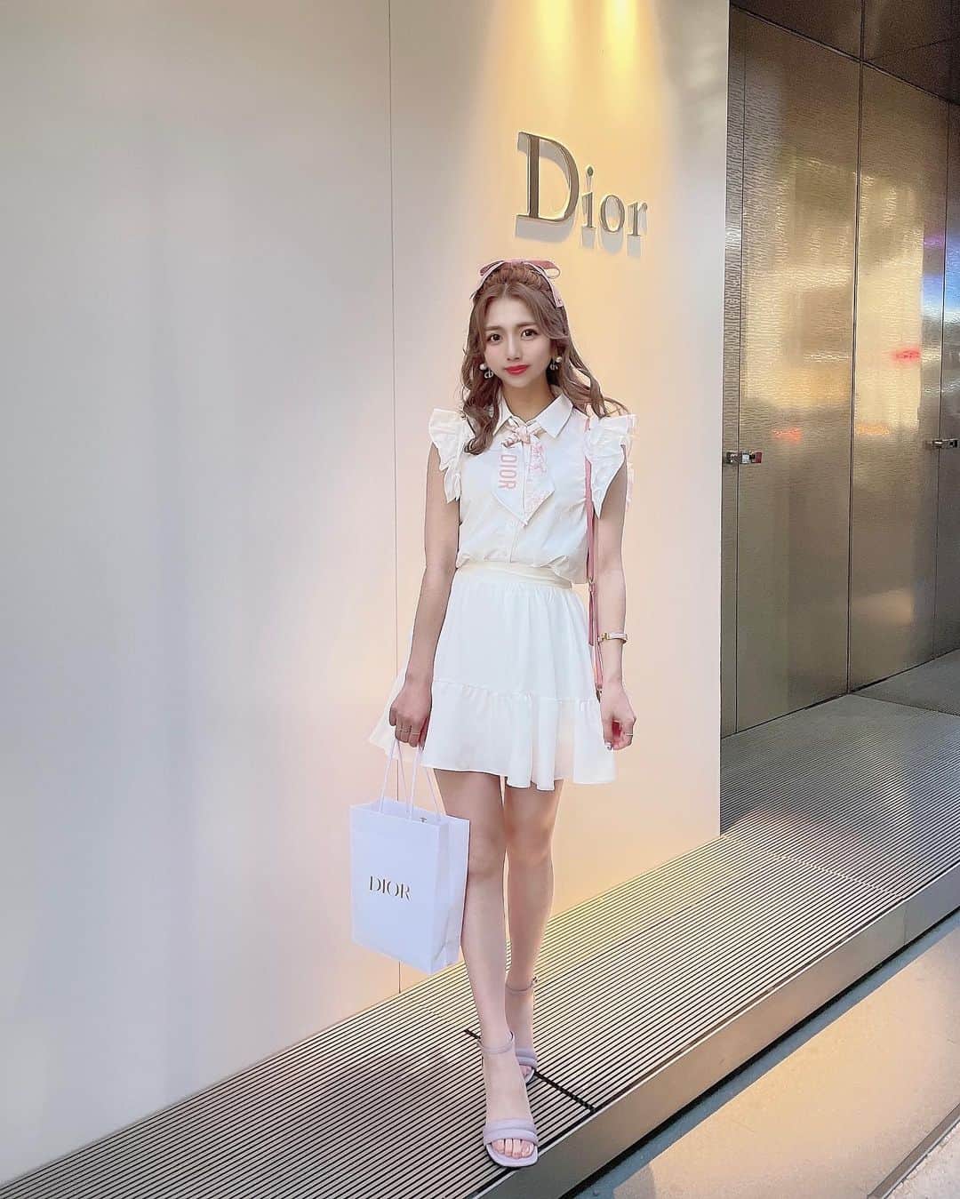 エリンコさんのインスタグラム写真 - (エリンコInstagram)「🧁🎀 . 公開されてから行きたい〜って思っていた Dior cafeになのちゃんをお誘いして 行ってきたよぉ🥰💓 . もーどれも可愛いすぎて テンション上がりまくった😭!! . お洋服はホワイト×ピンクコーデにしてみた💓 最後に全身コーデも載せたよぉー🎀 . #dior #diorcafe #afternoontea #afternoon #pink #ディオールカフェ #ラデュレ #ディオールコスメ #銀座シックディオールラデュレ #ホワイトコーデ #ピンク #スカーフ #スカーフアレンジ #ミッツァスカーフ #东京 #时尚潮流 #可爱的 #えりんコーデ #えりんこヘアアレンジ #えりんこカフェ巡り #銀座カフェ #銀座 #銀座スイーツ」6月7日 19時04分 - erinko0315