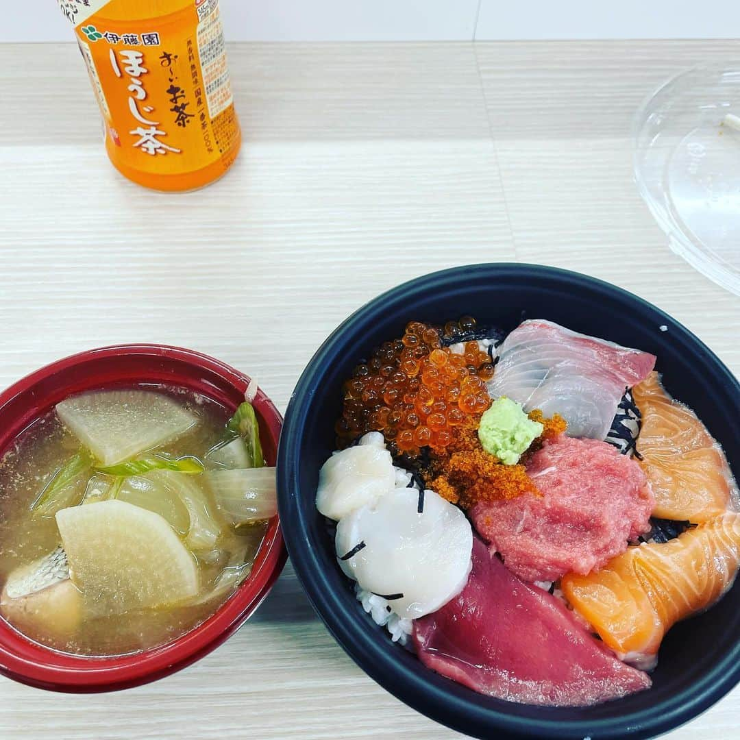 田中卓志さんのインスタグラム写真 - (田中卓志Instagram)「海鮮丼食べました！ ホタテが甘くて美味しかったなー！  #アンガールズ #海鮮丼」6月7日 19時05分 - ungirls_tanaka