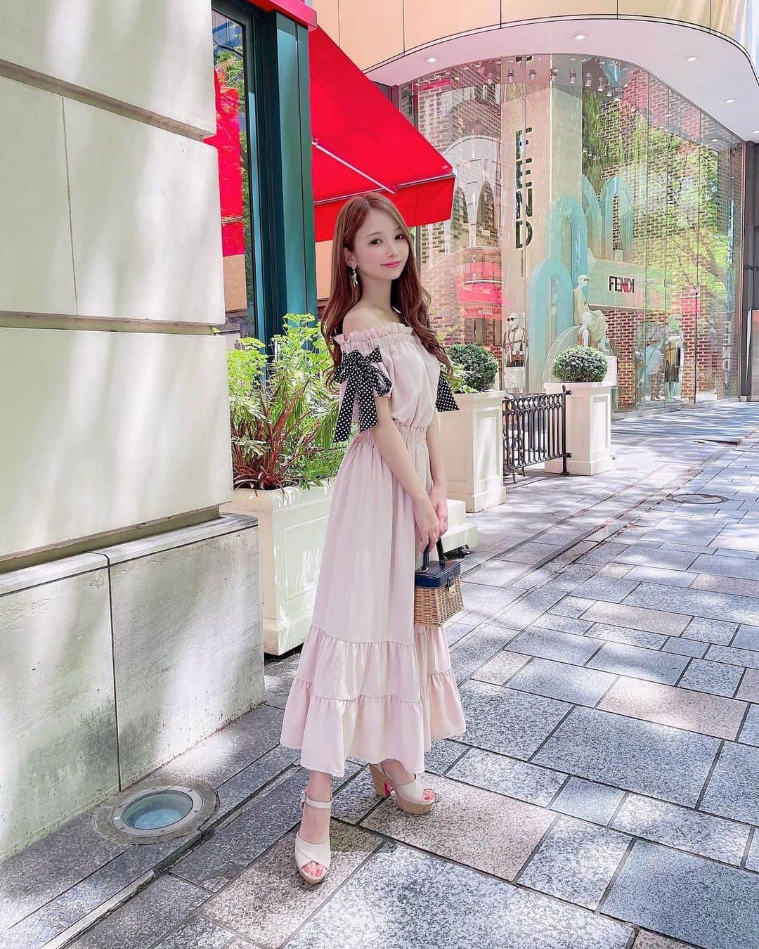 八鍬里美さんのインスタグラム写真 - (八鍬里美Instagram)「最近のお気に入りOP💗 夏のオフショルがだいすきっ🌺 ウエストはゴムで苦しくないし、暑い日にさらっと着れるけどデートにもぴったりです🥰 この袖についたドットリボンがたまらなくかわいいのよね🥺💓💓💓  #リボン#オフショルワンピース#デート#デート服#低身長コーデ#150cm#夏服#モテ服#ミシェルマカロン#michellmacaron」6月7日 19時07分 - satomi_yakuwa