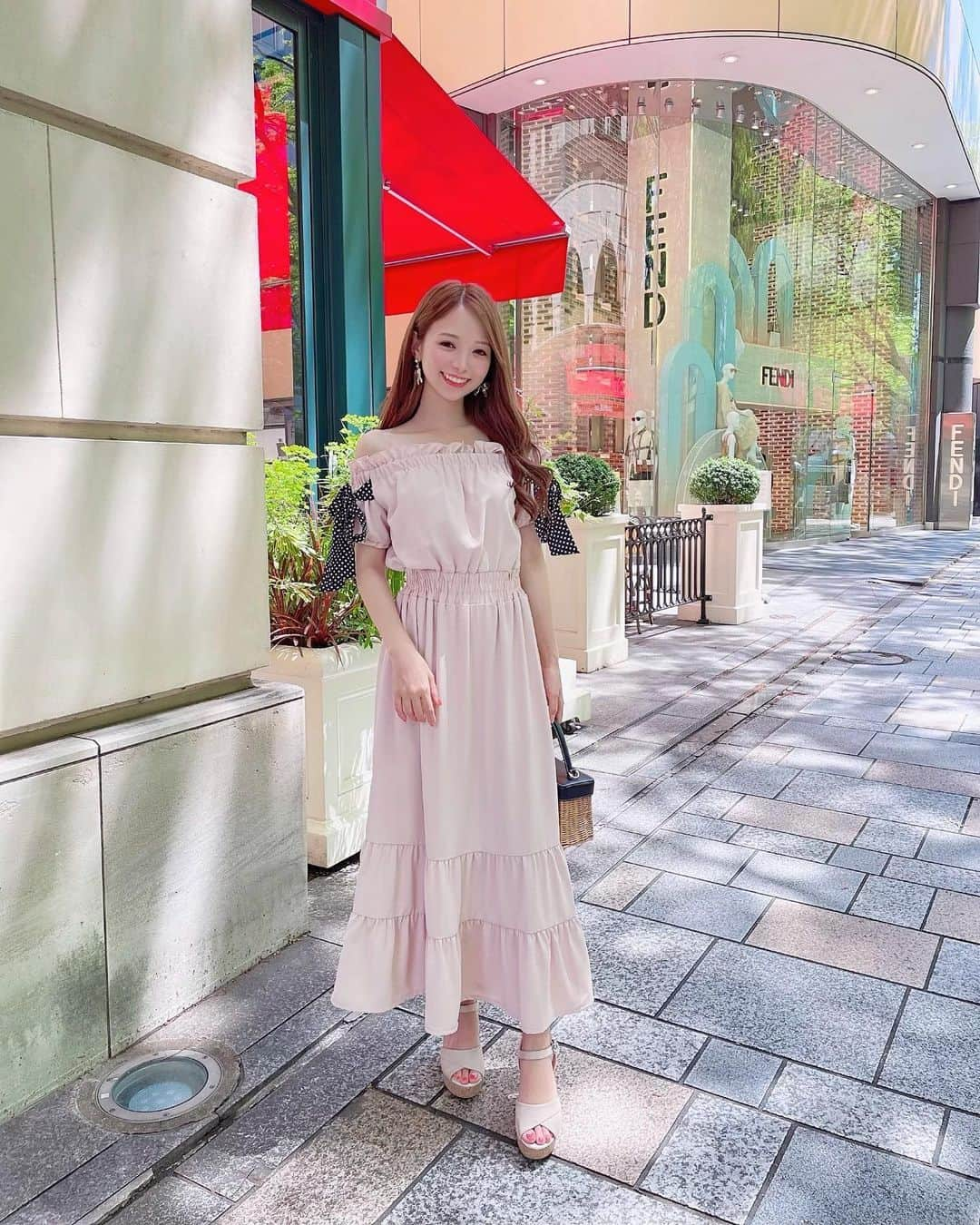 八鍬里美さんのインスタグラム写真 - (八鍬里美Instagram)「最近のお気に入りOP💗 夏のオフショルがだいすきっ🌺 ウエストはゴムで苦しくないし、暑い日にさらっと着れるけどデートにもぴったりです🥰 この袖についたドットリボンがたまらなくかわいいのよね🥺💓💓💓  #リボン#オフショルワンピース#デート#デート服#低身長コーデ#150cm#夏服#モテ服#ミシェルマカロン#michellmacaron」6月7日 19時07分 - satomi_yakuwa