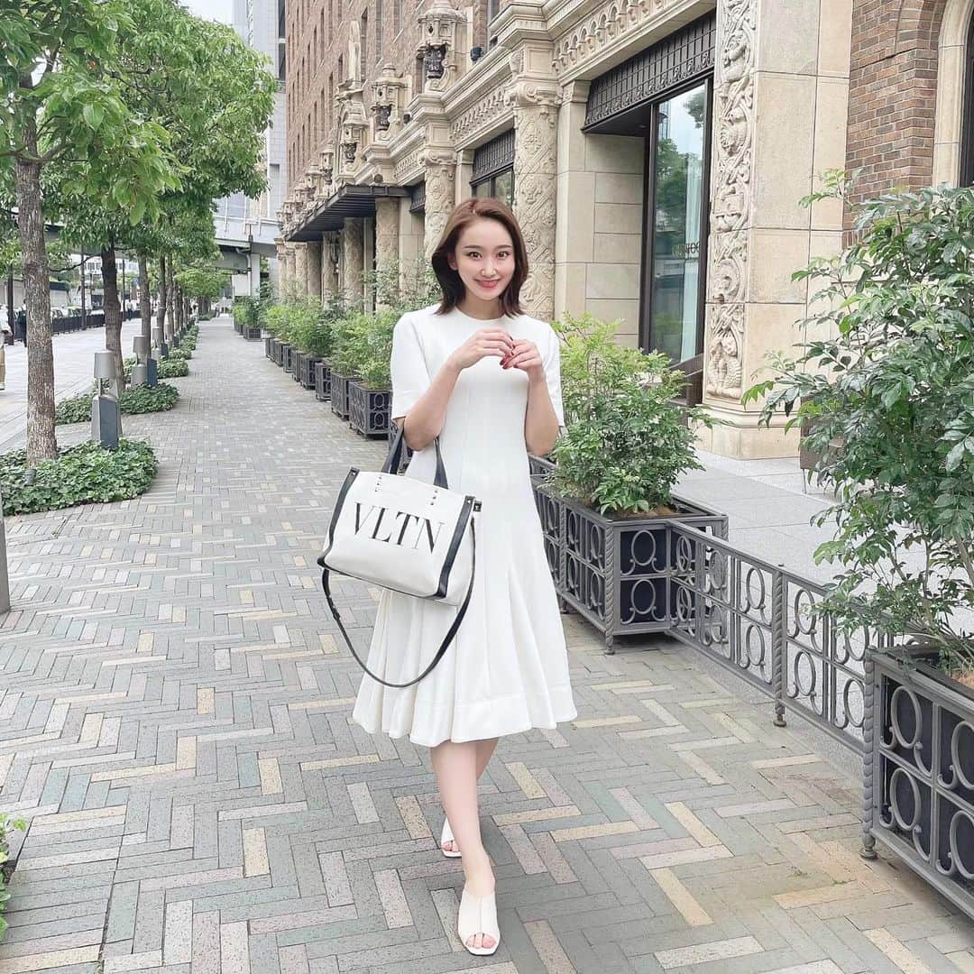 MAYUMIさんのインスタグラム写真 - (MAYUMIInstagram)「🥖 * パンを買いに #パリアッシュ へ♡ まほちゃん、よっちゃんオススメのパン屋さん🤍 オープン前に着きましたが、もう長蛇の列…🥺 * 2枚目 #トリコロール は、切って母親と仲良くシェア。 私は、イチゴ×ホワイトチョコにクリームチーズが 乗った #パンアラフレーズ がジューシーでお気に入り🍓 (写真を撮る前に食べてしまいました笑) はぁ…また食べたい🤤 * #食いしん坊 #大阪パン屋 #テイクアウト」6月7日 19時10分 - mayumiii0305