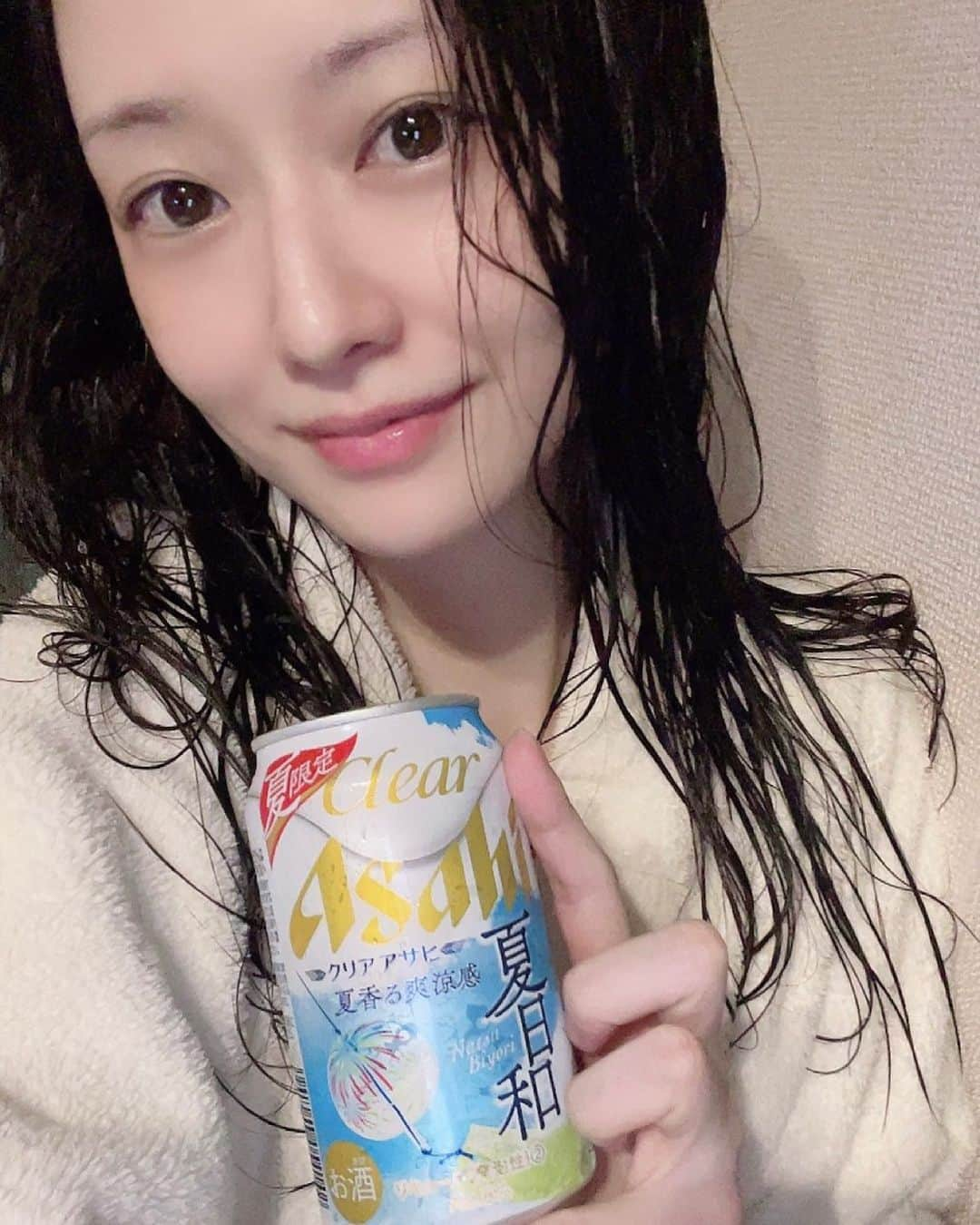 吉山りささんのインスタグラム写真 - (吉山りさInstagram)「🍻 かる〜く飲めるクリアアサヒ🍺  明日も早いのでそろそろ寝ます😴  ぎゅーっnight🌟😴💋  んーっ🏮👘🎆🎆 花火見たい❣ 花火やりたい🎇  #吉山りさ #美容 #クリアアサヒ  #夏限定  #夏日和  かなり#日焼け して体熱いからめちゃくちゃ日焼けした時用 #肌ケア した😂💕  でも夏が大好き❤😍💘  #フリーモデル #フリーランスモデル  #instagood #instalike  #instapic  #アラフォーママ  #モデル #写真 #instamodel #model  #single #mom #Japanese #40代ファッション #温泉 #温泉ソムリエ #お酒 #お風呂 #バスタオル #温泉女子   引き続き、お仕事のご依頼お待ちしております☺️✨    #花火  Love❤ #me」6月7日 19時32分 - oreorerisa