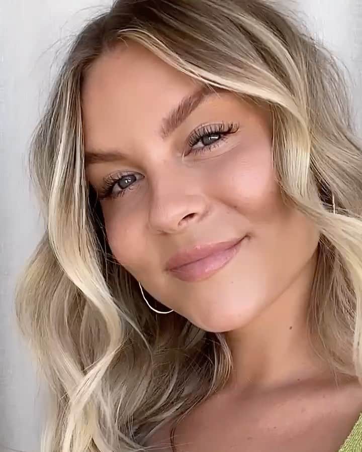 Dagi Beeのインスタグラム：「Ich bin dankbar dafür, dass ich mein Leben nach meinen Vorstellungen leben darf, meine Familie & meine Liebsten glücklich & gesund sind & dass das Wetter endlich besser wird & der Sommer vor der Tür steht 😍☀️ Wofür seid ihr heute besonders dankbar ? 🤍」