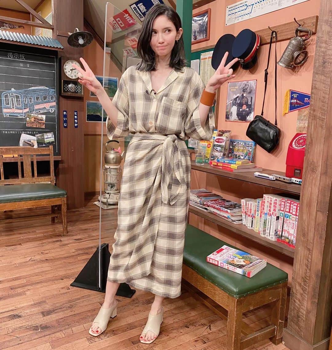 市川紗椰のインスタグラム：「「友近・礼二の妄想トレイン」﻿ 岐阜の鉄道の妄想旅です。﻿ もし良かったらご覧ください！﻿ ﻿ BS日テレ「友近・礼二の妄想トレイン」﻿ 6月7日 21:00〜﻿ ﻿ 衣装は﻿ #セットアップ@fillthebill_mercantile﻿ #バングル @fumietanaka_jp﻿ #ピアス @hemca_official﻿ #リング @__ripsalis__﻿ #ピンキーリング @sortie.online﻿ #サンダル @randa_pic﻿ ﻿ です！」