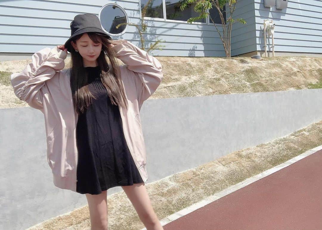 yuu__aaaのインスタグラム：「. . 今日のコーデ😈❤︎ . アウター @heather_love_official  ワンピース @dazzlin_official  . . 最近黒多いなぁ . . #ootd #heather #dazzlin  #プチプラ#プチプラコーデ#コーデ #バケットハット #ワンピース#ONEPIECE」