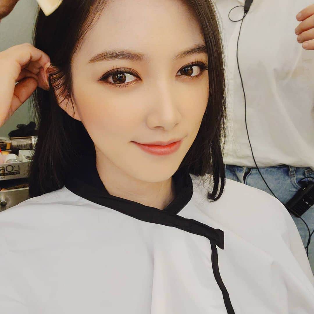 イム・ジュウンのインスタグラム：「⠀ ⠀ 사진첩을 보다 보니 긴 머리가 그립고 브이라인이 그립구나........」