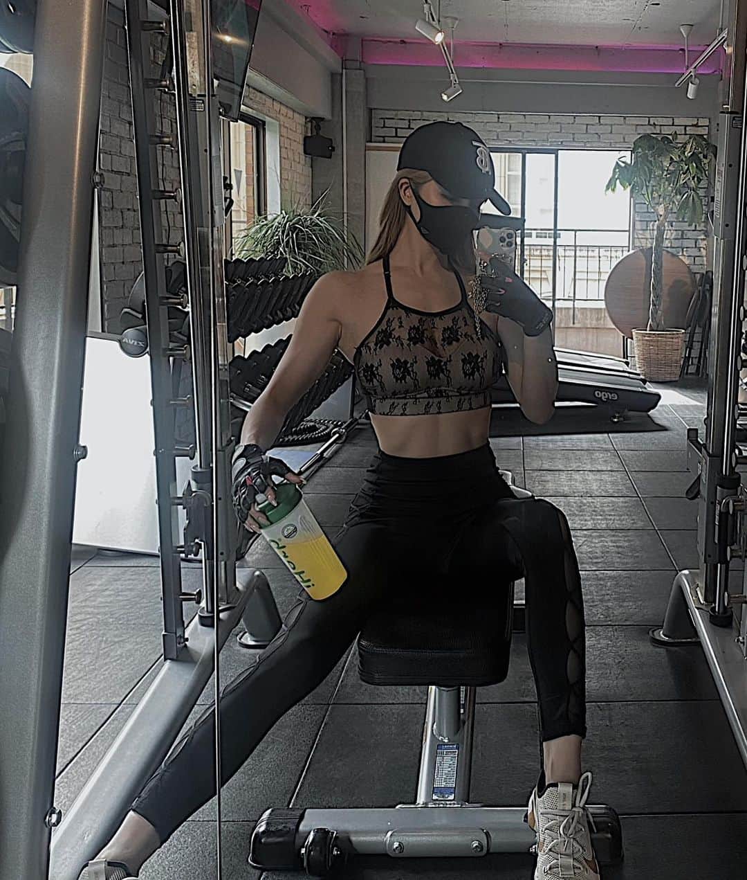 のインスタグラム：「BEYOND赤坂《 @beyond.akasaka 》さんでのトレシリーズ🏋🏼‍♀️🖤🖤  先日の肩の日と、今日の下半身の日🔥☺️ いつもありがとうございます🙏🏻🤍✨✨  今年は秋に仕上がるのを目指しているので本格的な身体作りの夏がはじまるんだ🌞❤️  トレ中はEAA9を水に溶かして筋肉の合成を促進してくれる必須アミノ酸を摂ってるよ🥤🙆‍♀️ 肌とか髪、爪をつくるのにも必要な成分なので美容にも良くて一石二鳥🥰💭💗  IRAL《 @iral_official 》の長らく完売中だったレースブラトップは、ついに今月末あたり再入荷します🥺💓💓  #workout #training #gym #fitness #筋トレ #workoutgirl #beyond #パーソナルジム #赤坂 #valx #eaa9 #iral #アイラル」