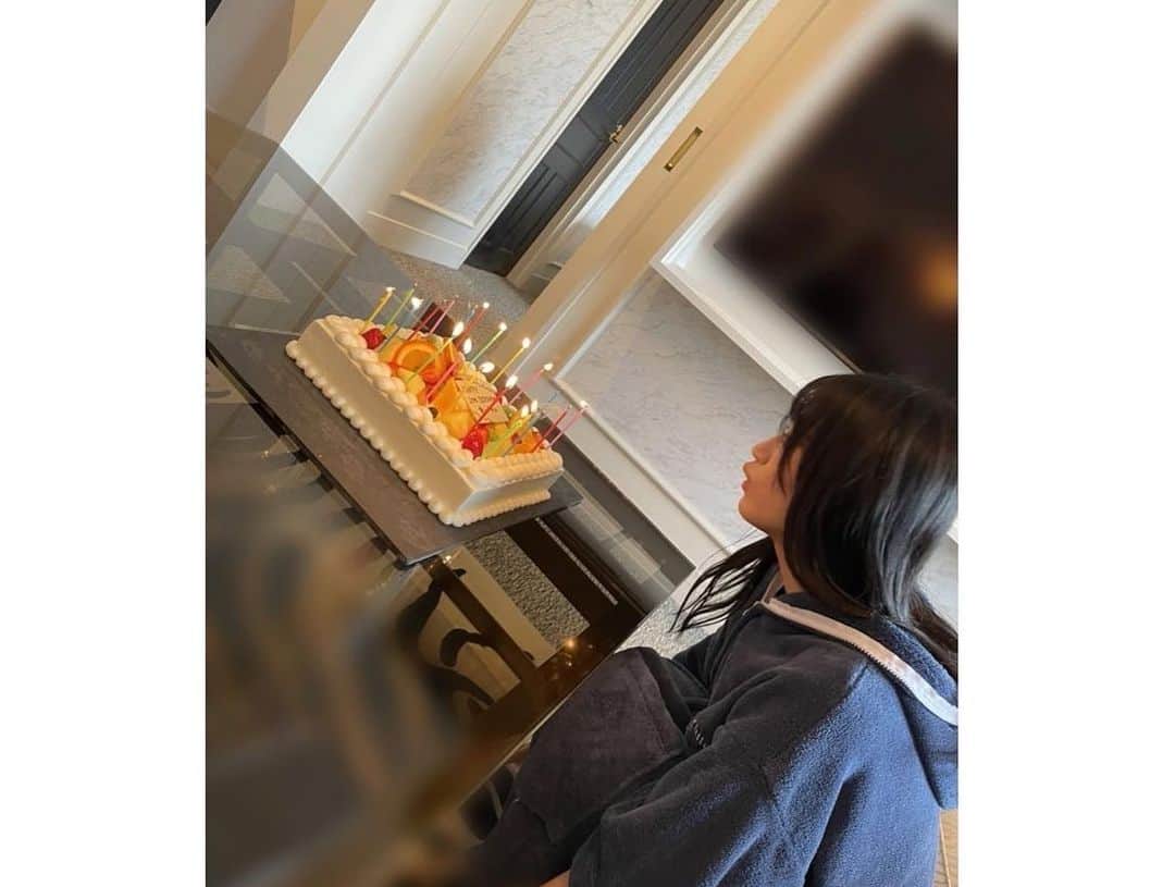 上西怜さんのインスタグラム写真 - (上西怜Instagram)「⠀  ⠀ 実は、、先日 #週刊プレイボーイ さんの 撮影がありましたっ‼︎ ⠀ ⠀ すっごく大きなケーキで、 お誕生日のお祝いをしてくださって、 とっても幸せな撮影でした🥺🥺 ⠀ ケーキがとっても美味しくて、幸せすぎて しばらくその場から離れられませんでした🍰💭 ⠀ ⠀ とっても可愛い衣装を着て、 幼い感じも、大人な感じも 沢山撮っていただいたので、  皆さん楽しみにしていてくださいっ🥰❤️❤️ ⠀ ⠀ ⠀ ⠀」6月7日 21時07分 - jonishi_rei