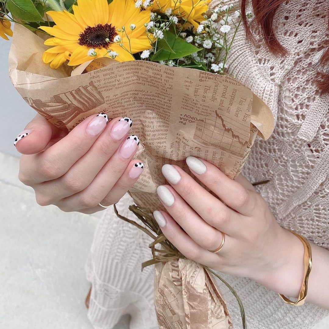 のインスタグラム：「ㅤㅤㅤㅤㅤㅤㅤㅤㅤㅤㅤㅤㅤ ネイルを新しくしたよ💅 右手はフレンチネイルをダルメシアン柄で🐄 左手は砂っぽい石っぽい不思議な質感と柄にしてみた🤍 ㅤㅤㅤㅤㅤㅤㅤㅤㅤㅤㅤㅤㅤ 今回も春ちゃんにやりたいニュアンスだけ伝えて 2人でこれが可愛い！あれが可愛い！って 言いながら作った😆❣️ ㅤㅤㅤㅤㅤㅤㅤㅤㅤㅤㅤㅤㅤ 結果めちゃくちゃ可愛いネイルができて大満足です❤︎ いつも本当にありがとうございます🥰 ㅤㅤㅤㅤㅤㅤㅤㅤㅤㅤㅤㅤㅤ #ネイル#ニューネイル#nail#newnail#ダルメシアン#ニュアンスネイル #アニマルネイル#amitwinsworld_nail」
