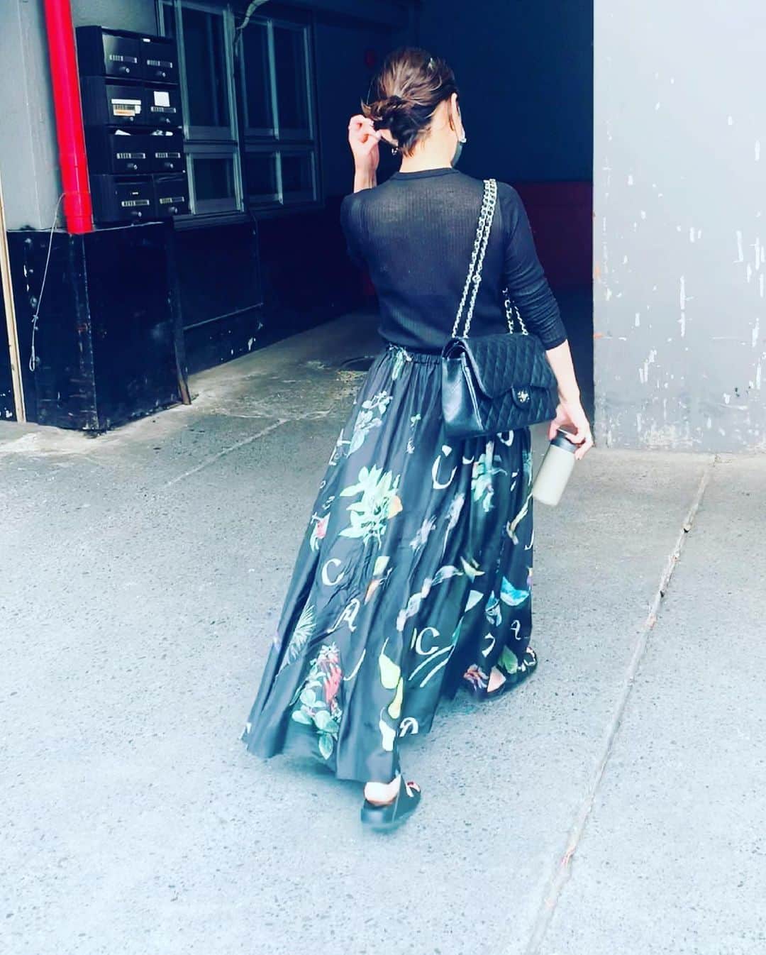 大草直子さんのインスタグラム写真 - (大草直子Instagram)「湿度が高い日には、さらさらさらさらシルクが良い♡黒の背景に花火みたいなプリント。生きているって、いろいろなことがあるけれど、おしゃれがいつも励ましてくれる。他に代え難いほど好きなことを仕事にしている幸せに感謝して、ヨガ直後ビールを飲みました。 #caban #madisonblue  #chanel #birkenstock  #unitedarrows  #今日はなんだか #楽しくてアカデミックで #インスパイアリングな #動画の撮影でした #私ももっと頑張らなきゃ #と自分に発破をかけてしまう #団塊ジュニア笑笑」6月7日 21時21分 - naokookusa