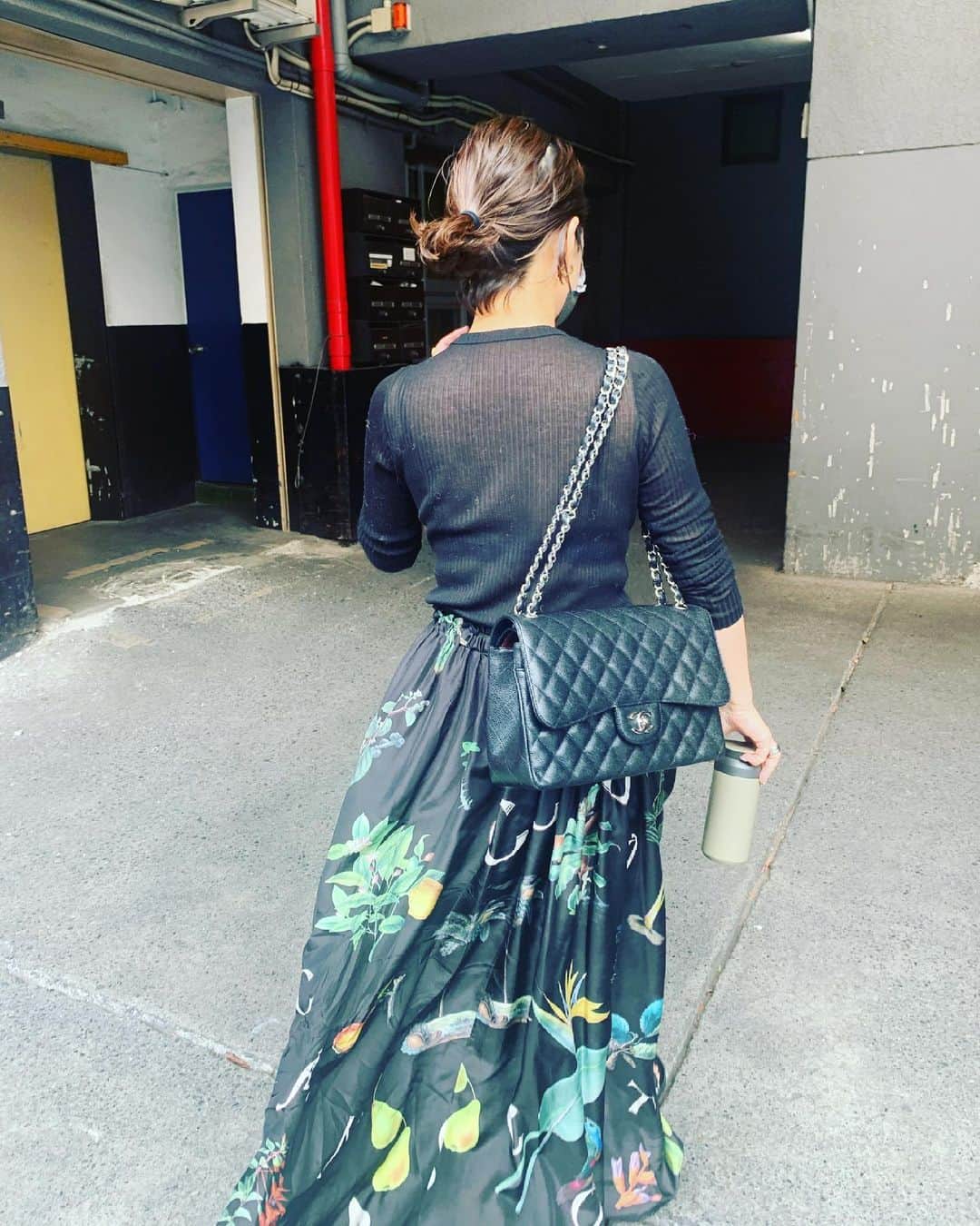 大草直子さんのインスタグラム写真 - (大草直子Instagram)「湿度が高い日には、さらさらさらさらシルクが良い♡黒の背景に花火みたいなプリント。生きているって、いろいろなことがあるけれど、おしゃれがいつも励ましてくれる。他に代え難いほど好きなことを仕事にしている幸せに感謝して、ヨガ直後ビールを飲みました。 #caban #madisonblue  #chanel #birkenstock  #unitedarrows  #今日はなんだか #楽しくてアカデミックで #インスパイアリングな #動画の撮影でした #私ももっと頑張らなきゃ #と自分に発破をかけてしまう #団塊ジュニア笑笑」6月7日 21時21分 - naokookusa