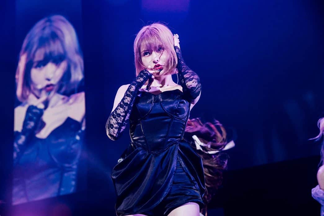 高橋有紀のインスタグラム：「#femmefatale zepp haneda  @fabkanano #戦慄かなの  ヘアメイク担当させてもらいました！ソロステージもとんでもなくかっこよく美しく、存在が唯一無二すぎる戦慄さま🦋ギャルを引き連れるラスボス感最高！ 踊りまくっているのにLiveでも、この美しさ！ 鼓動のMV200万回再生おめでとう🫀MCはかなのちゃんらしさ炸裂で、2人の掛け合い大好き♡ これからももっとパワーアップしていくfemmefatale 🦋 #hairmake #osakana_yuki」