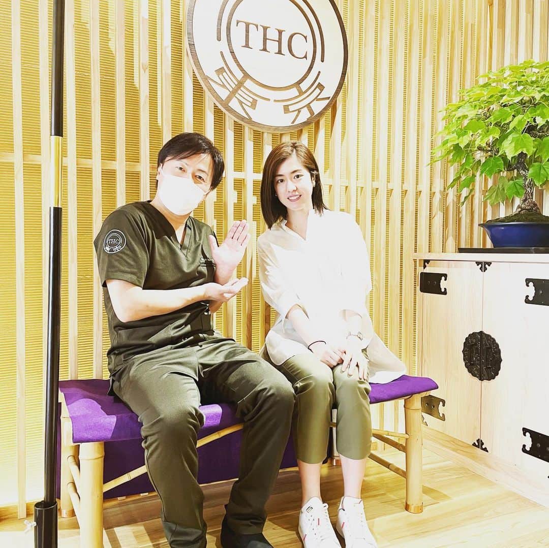栗原文音のインスタグラム：「@tokyo_hills_clinic さんへ💨 初めてダーマペンを体験してきました！ ニキビ跡や、毛穴が気になる人には 効果的なみたいです🥺 緊張緊張緊張…笑 赤くなったり、ビリビリ痛いのかなと すっごく緊張してたけど。 2枚目の写真は施術中の様子🤣 痛さは全くなく丁寧にやっていただきました🥺 今後の変化が楽しみー♪  いつもありがとうございます🌸  #東京ヒルズクリニック #tokyohillsclinic  #ダーマペン #ニキビケア #毛穴ケア」