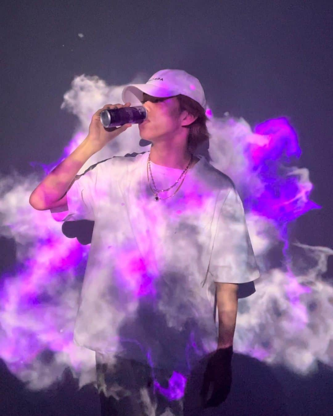 TAKUMIのインスタグラム：「@redbulljapan  Red Bull purple edition 明日から発売です🔥🔥🔥  #紫のレッドブル　#魔法の翼 #PR」