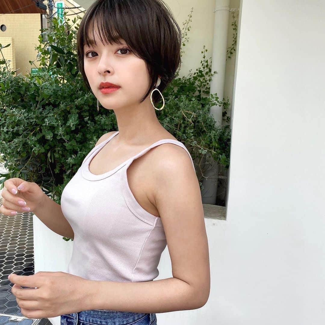 かおりのインスタグラム：「・ ・  髪色少し暗くした☺️  #暗髪　#ノースリーブ」