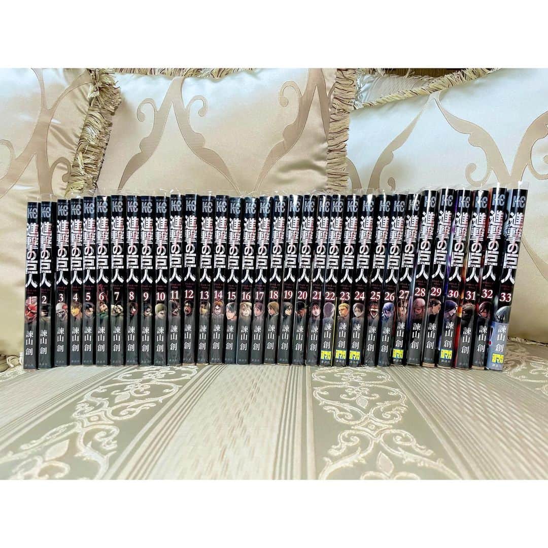佐久間采那のインスタグラム：「大ハマりしてる #進撃の巨人  漫画 全巻ゲットした～～🥺💗  本当に本当に、今までどうして見なかったんだろう、面白すぎて、大好きすぎて、胸がいーっぱい…！🥺  数週間前に不意にアニメを見始めたんだけど、すぐに大好きになってしまって、今では毎日の生きがいです🤤 （今4期の最後の方見てる）  明後日には最終巻発売、、楽しみだ、、、けど寂しさもある、、  #attackontitan #進撃 #漫画 #全巻購入 #全巻セット #全巻大人買い #諫山創 先生 #進撃の巨人好きさんと繋がりたい」