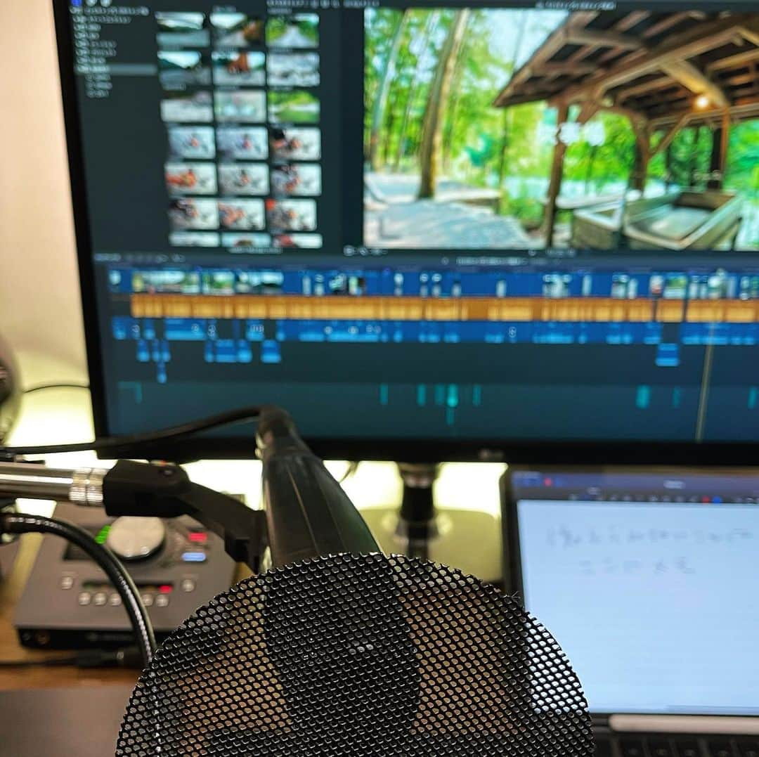 井上慎二郎のインスタグラム：「本日のナレーション録りはMD421MKII。 Final Cut Pro X（以下FCPX、以下出て来ないけど）のアフレコ録音ボタンをテンキーの3（つまりPro ToolsのRecボタンショートカット）に割り当てたら圧倒的に使い勝手が良くなった。 それでも12分の動画に4時間くらい喋ってたかな（笑） #sennheiser #md421 #finalcutprox #アフレコ #ナレーション録り」