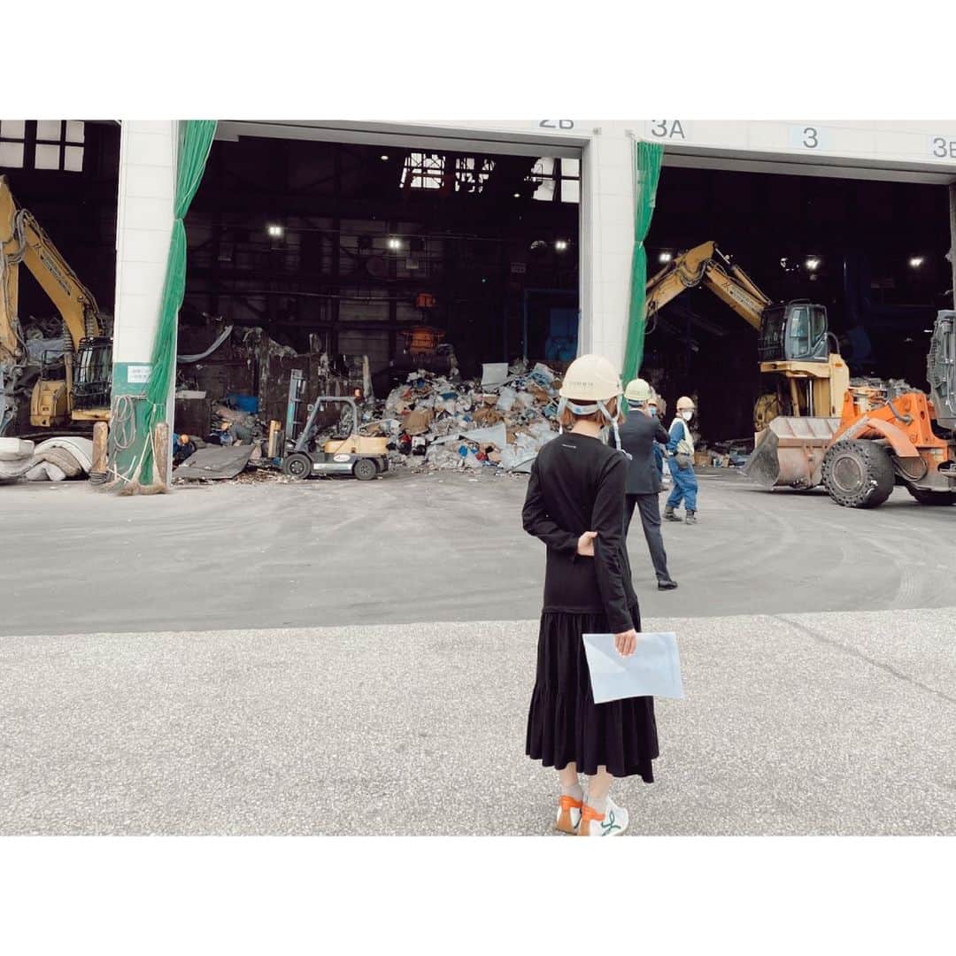 紗栄子さんのインスタグラム写真 - (紗栄子Instagram)「先日、ゴミ処理センターに伺い、今のゴミ処理の現状やリサイクル事情を学ぶ機会を頂きました！♻️  個人としても企業としても、環境問題の解決に向け取り組んでいかなければならない時代であると思うし、私達の会社でも沢山のプロダクトを作っているので、モノが辿り着く最後の現場をみることで、人間の生産活動や生活が地球環境にどのような影響を及ぼすのか、作り手として意識する貴重な体験となりました🌿  利益追求だけではなく、地球環境や社会貢献などに配慮した選択を、100%は難しくても心掛けていくことの大切さ。  そして、私たちの出すゴミを処理する作業には、たくさんの人が携わっており、そしてそれはまた大変な作業だということも痛感致しました。 皆さんの作業が少しでも楽になるよう、個人でもリサイクルの習慣を根付かせ、「“捨てる”から“還す”」という意識を持って分別などを心がけていくことがとても重要なんだと感じました🌏🤲🏻🌿  自分の目で見て感じてみないことには分からないことって沢山ある。  そしてスカートを履いたまま行ったのも間違いだったと反省。。。😓  日々勉強です。」6月7日 22時30分 - saekoofficial