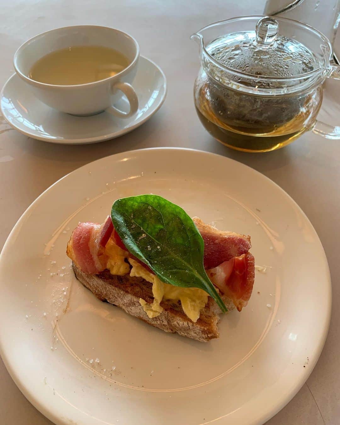 明松美玖さんのインスタグラム写真 - (明松美玖Instagram)「、  フルオージーブレックファースト だいすき☺︎  さすが世界一の朝食と称されるだけある  少し早起きして得した気分🍳🥑」6月7日 22時41分 - shashishu_daily
