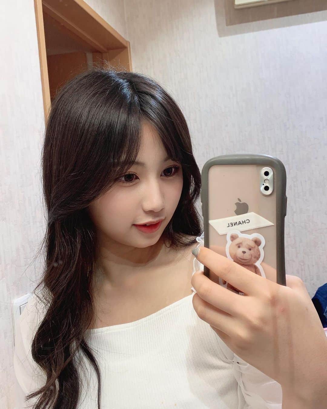 宮丸くるみのインスタグラム：「🐻🌼  ・ ・ ・  #リリバリ #lilyofthevalley #アイドル #idol #18歳 #ロングヘア #かきあげ前髪 #巻き髪 #黒髪 #スマホケース #iface #鏡 #テッド #ステッカー」