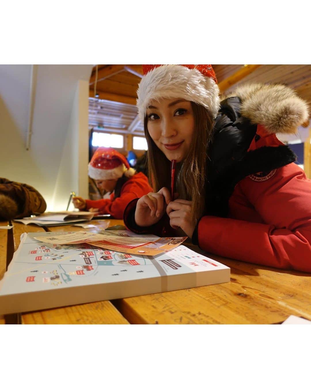 辰巳奈都子さんのインスタグラム写真 - (辰巳奈都子Instagram)「Santa Claus Village  Joulupukin Pajakylä  🛷𓂃꙳⋆ 🦌﹆·🎅🏻  サンタさんからクリスマスカードが来るように日本の住所を書いた紙を ポストオフィスに投函したり📮 オーロラを見に行っていない時は、こんなことしてました😌  まさに書いている途中の動画も撮ったのでぜひ最後までスワイプして見てね❣️  行き方はロヴァニエミから 路線バスで。 楽しいバス旅♩  #joulupukinpajakylä #santaclaus  #cristmas  #rovaniemi  #finland」6月7日 22時55分 - tatsumi_natsuko