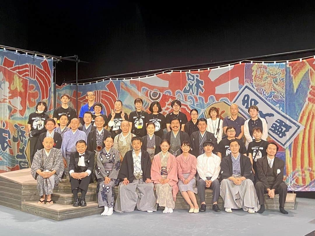 常盤貴子さんのインスタグラム写真 - (常盤貴子Instagram)「神奈川芸術劇場KAATでの上演していた舞台「王将」。昨日、無事に全公演終了することがてきました。  ４年ぶりの新ロイヤル大衆舎・王将は、やっぱりスゴかった（笑）色々はみ出しちゃって。 この精神を忘れずに、これからも「このくらい」の更に上の、そのまた上を目指して頑張りたいと思います♫  観に来てくださった皆様、関係者の皆様、本当にありがとうございました！！  昨日まであった特設ステージ。今日、岡田利規さんの舞台「未練の幽霊と怪物」を観に来たら…夢のあとのように無くなってた😭💦 寂しいっ…と凹みそうになっていたら…真後ろの席に松島はん役をやらはった武谷公雄くんが座ってて、テンション上がったぁ♫  はぁ、嬉しいなぁ♫  #王将kaat #新ロイヤル大衆舎 #未練の幽霊と怪物  #武谷公雄 くん #発見 ！ #わーい  #そうだ！ #無くなった大阪公演 #代りに何か画策してるみたいですよ… #ただでは起きない  #マイナスをポジティブに変える天才4人！！ #新ロイヤル大衆舎」6月7日 23時09分 - takakotokiwa_official