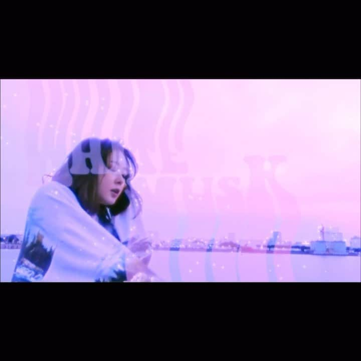 MIOのインスタグラム：「. 新曲Universeリリース、 あと2日に迫ってきたところで  Her emoから White musk のVisualizerが 公開されました🤍 . リンクのYoutubeからどうぞ！ 要チェケ🥳🥳 . . Video by @ourboi_isyours  . #givemeow #indiepop #bedroompop #japanesemusic」