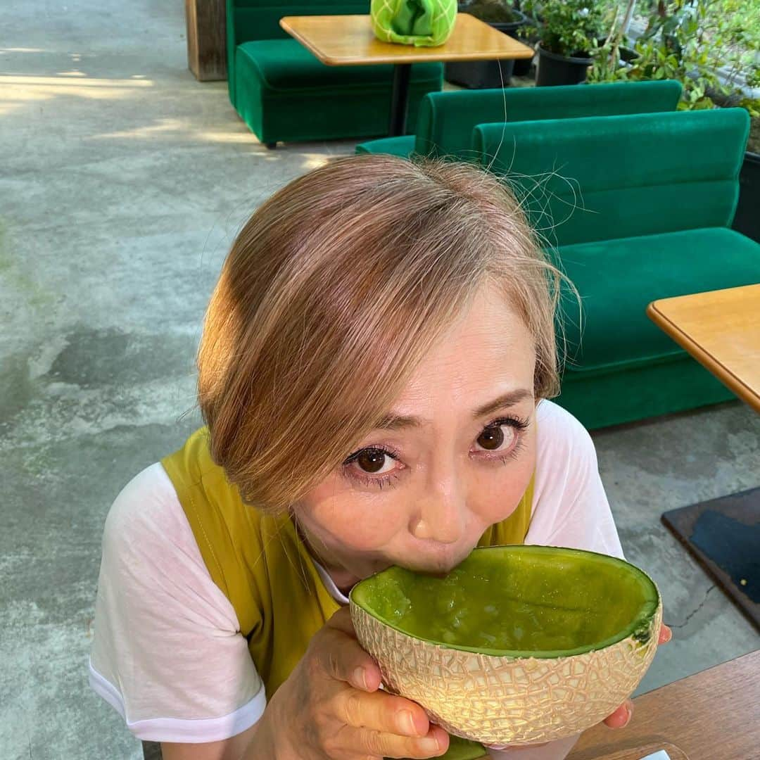 熊谷真実さんのインスタグラム写真 - (熊谷真実Instagram)「今日のオレンジ！  名倉メロン農場から生中継！  セプティモさんが選んでくださったオールインワンの色は！  まさしくメロン色！  それにしても美味しかった！ ぺろり完食  #名倉メロン農場  #名倉メロン  #熊谷真実 #SBSオレンジ #SBS生放送 #月曜日レギュラー #セプティモエルム」6月7日 23時18分 - mami_kumagai310