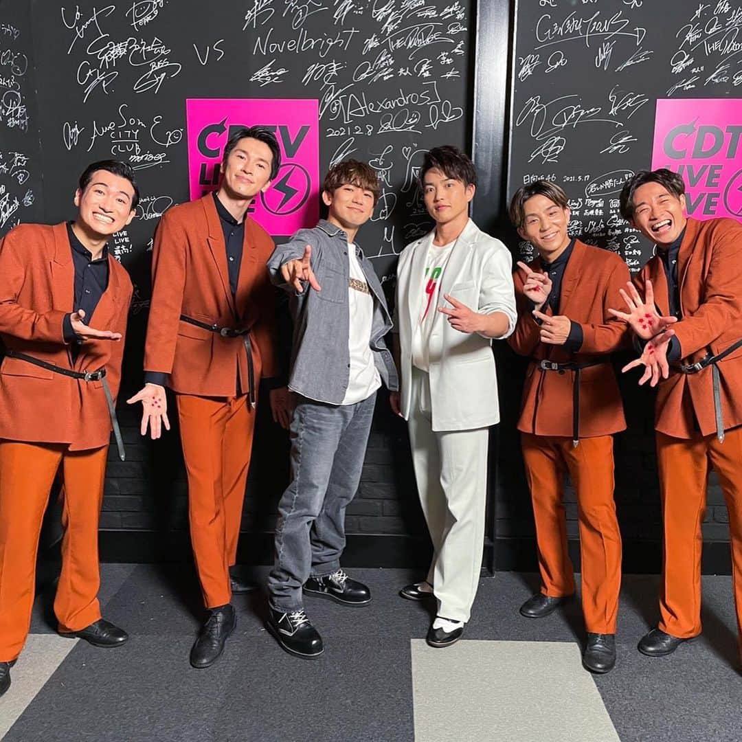shojiのインスタグラム：「CDTV ライブ！ライブ！をご覧頂いた皆さん😁 ありがとうございましたー🔥🔥🔥🔥  限界突破xサバイバーでドラゴンボールをイメージしたパフォーマンスをさせて頂きました🕺🏼  限界突破したけど、仙豆食べたんでもう元気です🫒  KENZO君のクルーがカッコ良すぎてテンション上がったー🔥🔥 こうやってダンサーが音楽番組に出れるようになって嬉しいです😭  ドラゴンボール全部集まったから、みんなで夢叶えていきましょう！  #stkgz #シッキン　#シットキングス　#CDTV #TBS  #皆さんの応援が元気玉に集まりました　#技にいくつ気づいたかな？　#筋斗雲にも乗ってます😂　#ぶつかったのか、戦ったのか😂」