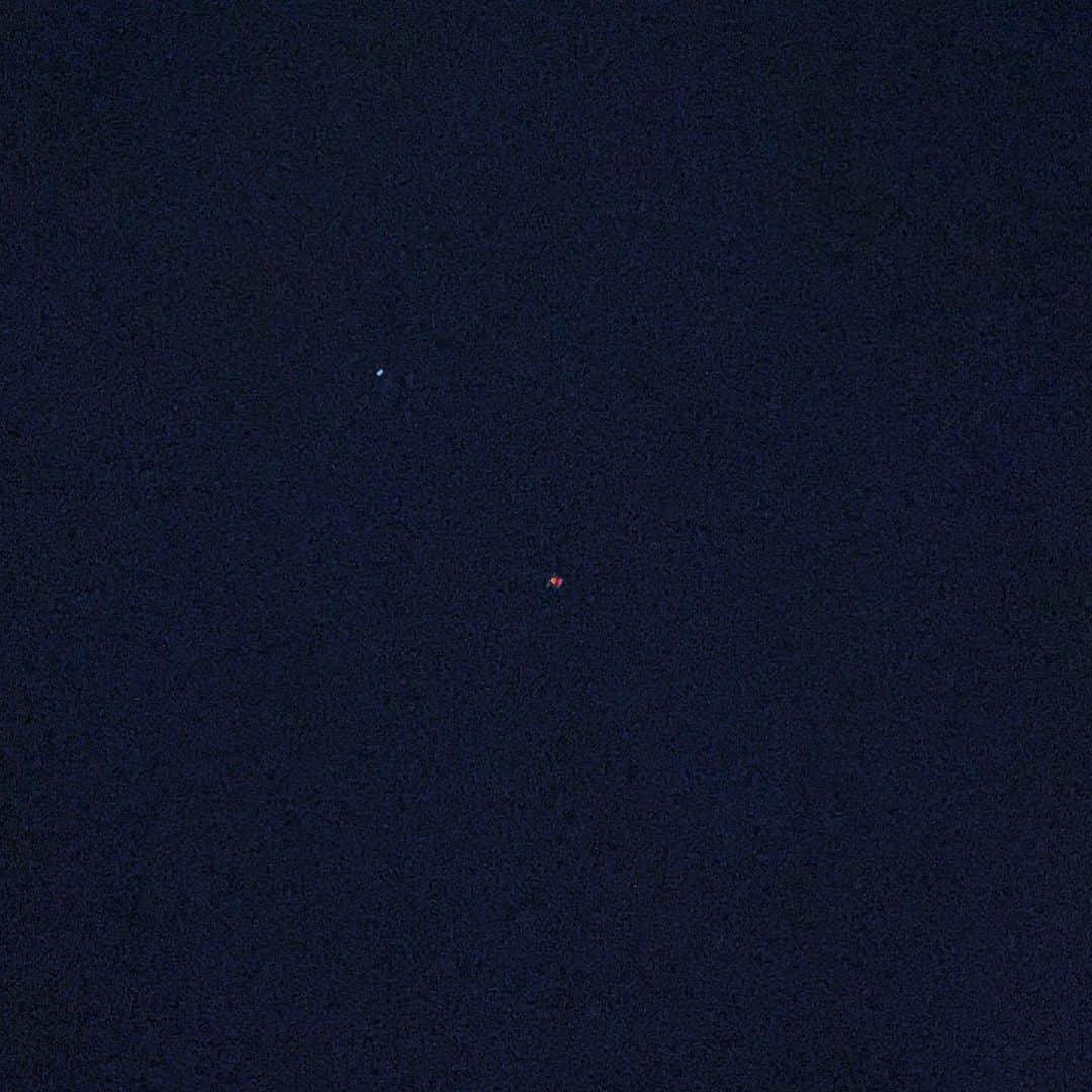松田岳二さんのインスタグラム写真 - (松田岳二Instagram)「月が撮れないのでインスタアップ出来ていませんが、見れないのもまた月。Luck。ツキ。 赤い光はナイトフライトの飛行機。夜行便。  2021.6.7.23:31  #regardelalune  #つきかけ」6月7日 23時32分 - cbsmgrfc
