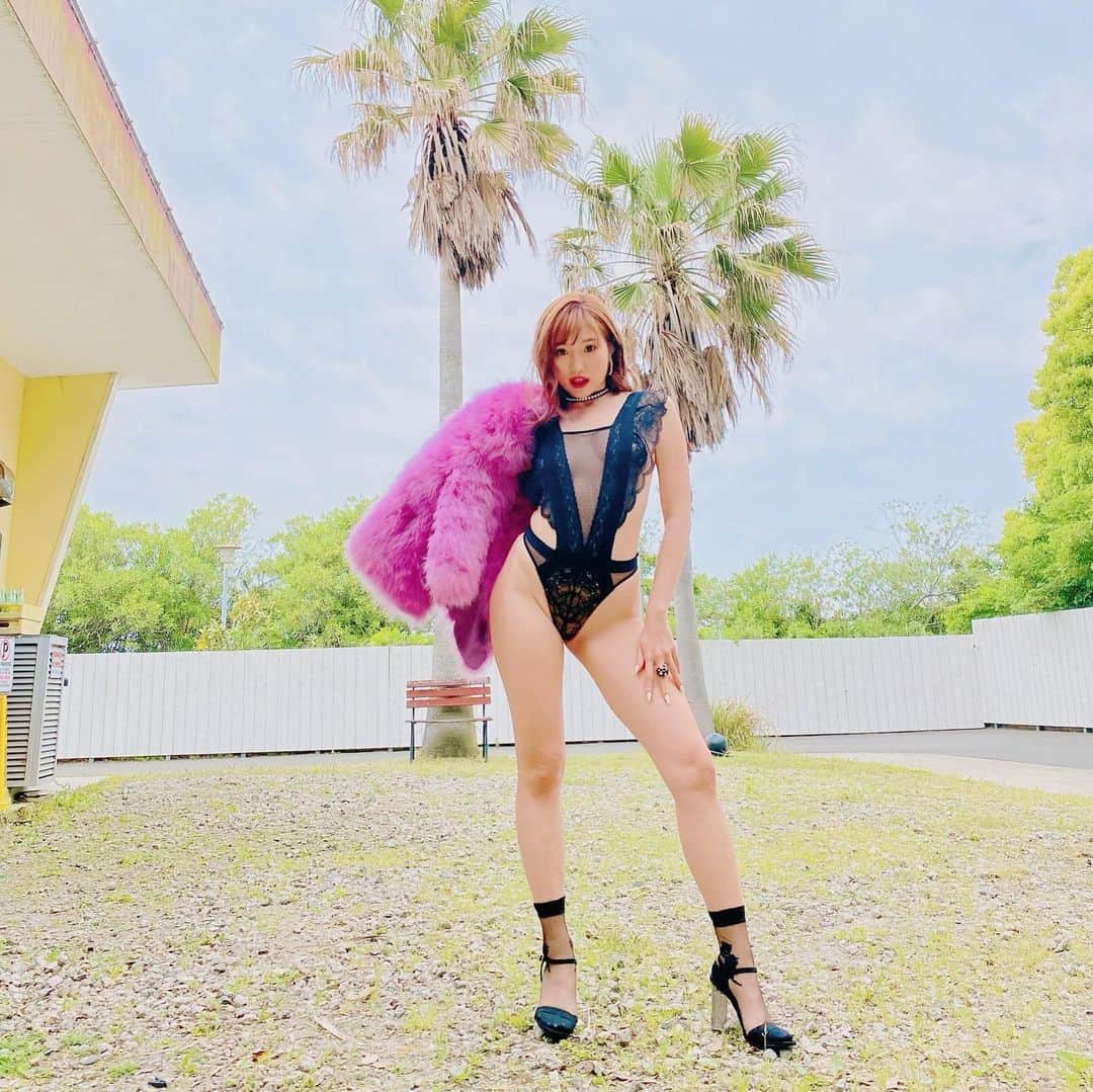 CYBERJAPAN Staffのインスタグラム：「今回は、本人インスタとは別のスナップショットをアップしてみます。 こちらは好評の @watanabekazue  初ソログラビア掲載の週刊ヤングジャンプより。もう買って下さいましたか⁉️📚  こんばんわ🌙 かなりの悪へーですね。。。😈 . 実は今回のグラビア撮影では、 ヤンジャンを買ってくださったファンの方からのご意見は この #わるへー が一番人気がありました🤯意外や意外 最後の最後でわるへー出てます😍笑 . やっぱり普段からダンサーの時強めの衣装を着て踊ることが多かったから、みんなわるーいのが好きなんかな❓照 . 読んでくれた方、買ってくれた方、 本当に本当にありがとうございます😭✨ 水曜日までコンビニや本屋さんで並んでおりますので、ぜひまだの方は見てほしいです‼️📖 . . カメラマン @kuriyama_shusaku 📸 スタイリスト @mikilala0505 🖤 ヘアメイク @haru_1111 👩🏽 . . #ヤングジャンプ #週刊ヤングジャンプ #ヤンジャン #グラビア #巻末グラビア #gravure #youngjump #cyberjapan #サイバージャパン #サイバージャパンダンサーズ #watanabekazue #渡辺加和 #かずへー #グラへー #ヤンジャンへー #悪へー #強へー」
