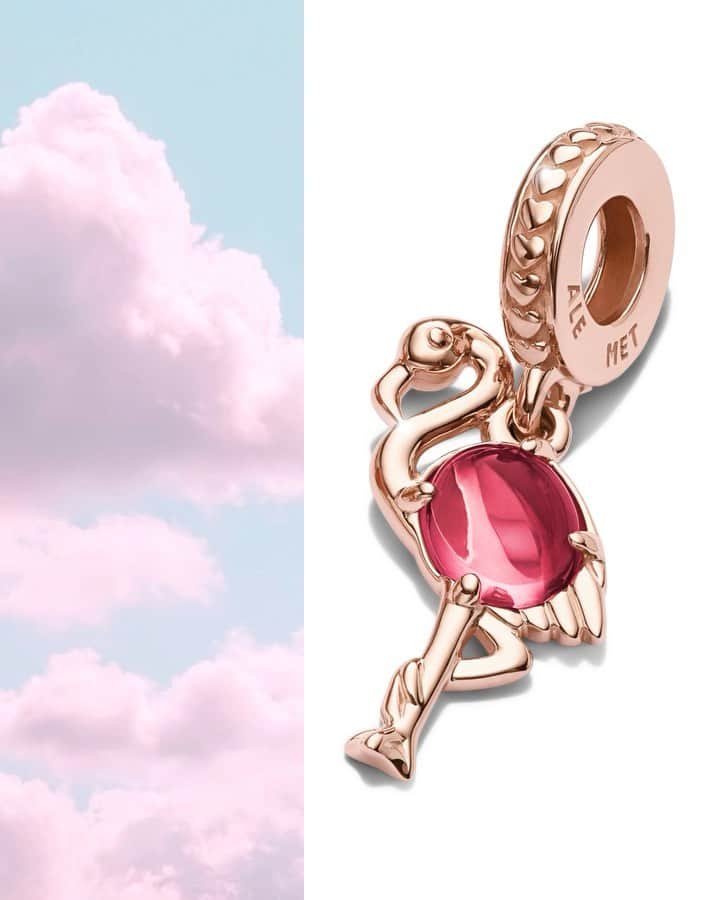 PANDORAのインスタグラム：「Birds of a feather. Show off your wild side with a flamingo charm featuring delicate openwork feathers beneath fuchsia Murano glass. What’s not to love? Drop us a 🦩in the comments if you love it as well. #PandoraOcean #PandoraCharm #Summer」