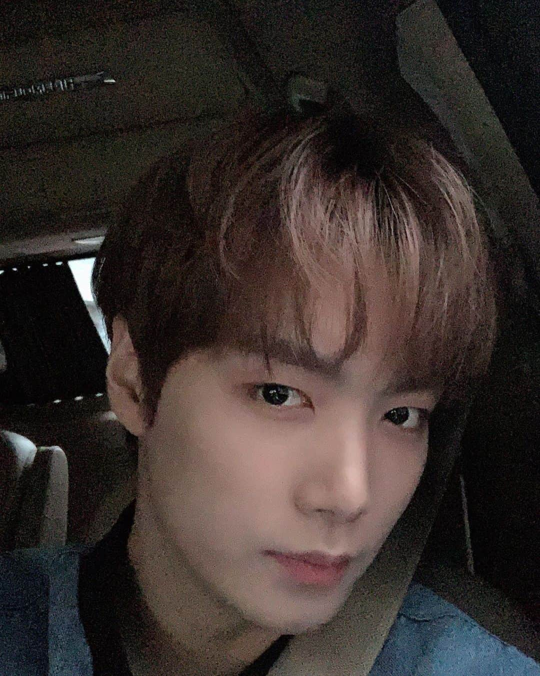 JR のインスタグラム：「러브들 올해도 저의 생일을 축하해주셔서 감사합니다!. 오늘 저 보다도 좋은 하루 보내세요! ❤️」