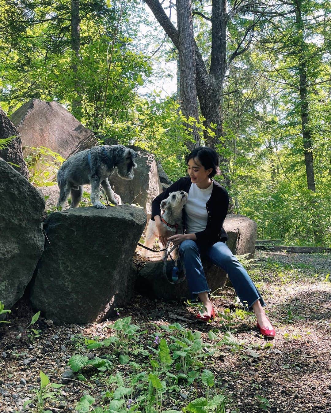 渡邉香織のインスタグラム：「🤍 with my assistants! 🐾」