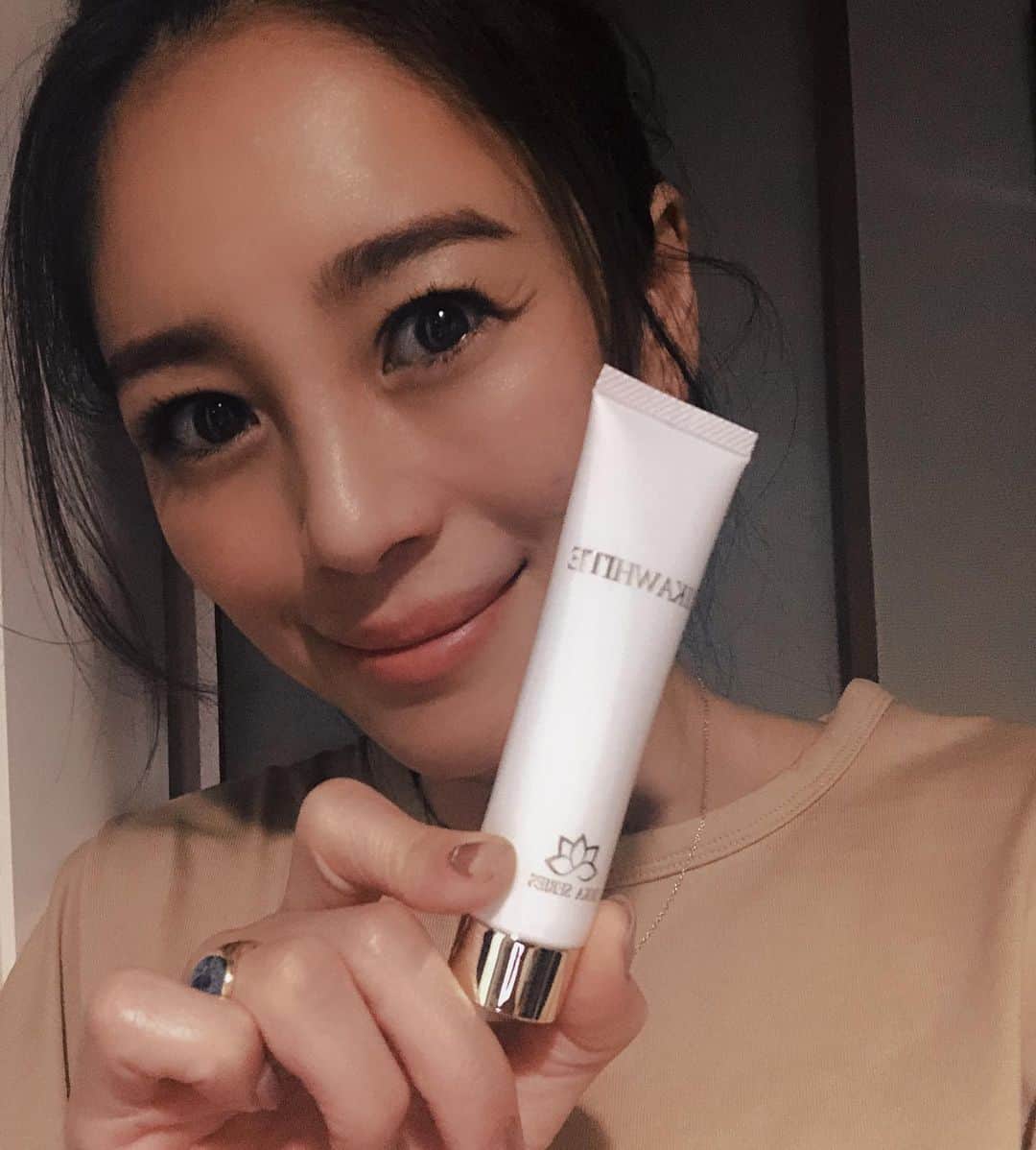 大桑マイミのインスタグラム：「おすすめいただいて出会いました🪥こちらの歯磨きgel👆🏻MIKAWHITE ホームホワイトニングが手軽にできちゃう。サイズ感もよくて 持ち運びにも大変便利🙌　いつでもホワイトニングケア♪お口の中スッキリ👌　　ふーーー。 アンミカさんのプロデュース #ホームケア #美白ケア #ホワイトニング歯磨き粉 #ミカホワイト #mikawhite  #アンミカ　さん」