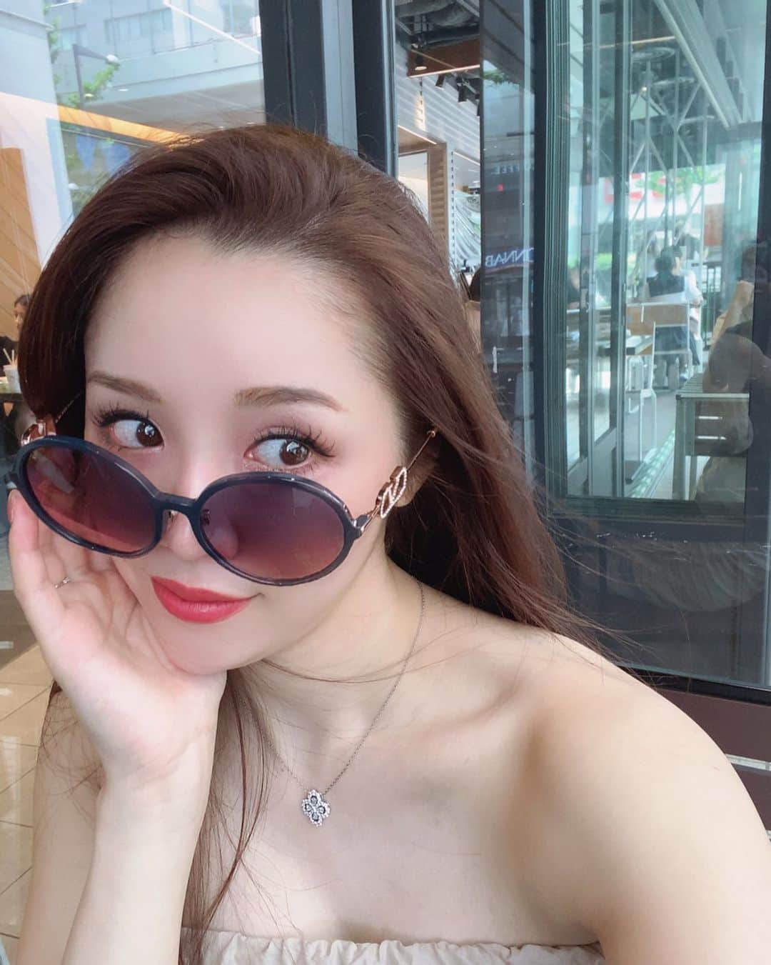 石田安奈のインスタグラム：「今日は暑そうだね🥺💕💕💕  カフェラテ飲みたい☕️ お買い物も行きたい💕  #カフェ#コーヒー#テラス#lunch#valentino」