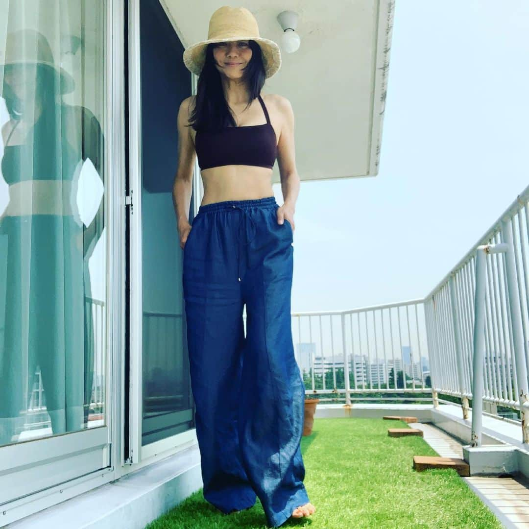 前田典子さんのインスタグラム写真 - (前田典子Instagram)「#夏日☀️ #夏準備ok❣️  #おうち時間 #ベランダで夏を感じる  @_rejoove_ のテンセルデニムパンツに トップスは @hereiam.official  @wakanozawa ちゃんの フィットネスウェアのトップスは水着にも見せ下着にもなる優れもの👌 ダブルストラップと配色が可愛い🌈 リバーシブルショーツと上下セットアップで早く海に行きたし🏖  縁にレースがついた帽子は @chapeaud_o  裏側のレースが下から写真撮っても顔まわりに華やかさが増し増し😆💕  @nomadis_  大きめトートバック　にリゾートの荷物を詰め込んでバカンス早く行き〜い🏖😭　  フラミンゴ柄のビーサンは @oldnavy  ハワイのお土産にもらったやつ🩴  #ビタミンDを作るために日光浴 #ビタミンBはセサミンで　😁 #マエノリ」6月8日 11時33分 - maenorichang