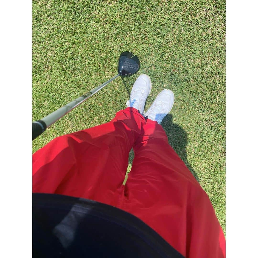 秋本祐希さんのインスタグラム写真 - (秋本祐希Instagram)「全く成長してないけど enjoy Golf⛳️ @rikaco_official パイセンの ゴルフファッションをインスタで見て 真似っこさせていただいた わさん @wakanozawa の @hereiam.official ジョグパン 動きやすいし速乾性はあるし🙆‍♀️🙆‍♀️🙆‍♀️ 今日もスコアは😑😑😑だけどね😂  #hereiam #ジョグパンツ #golf #enjoygolf 下手くそだから赤パンは恥ずかしいけど頑張ります⛳️」6月8日 11時49分 - ayuuki0908