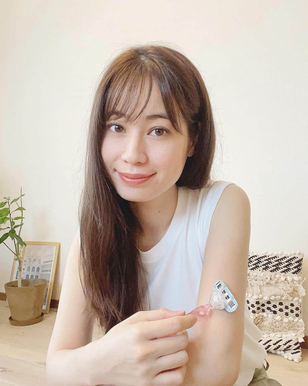 伊藤沙織のインスタグラム：「春も終わり、夏が近づくこの季節。羽織の下は半袖やノースリーブで過ごしています👚  肌見せが気になる細かいところはSchick ハイドロシルクでケアしています✨ 5枚刃で肌に優しく、身体のカーブに沿ってくれます💭 「モイスチャー美容ジェル」にヒアルロン酸&セラミドが配合されていて、水にふれると溶け出すのでそった後も肌が潤います☺️ シャワーハンガー付きでお風呂に浮かせて置いておけるのも嬉しいポイント🛁  @schickjpwomen   #pr #schickスタイル #シック #schick　 #ハイドロシルク」