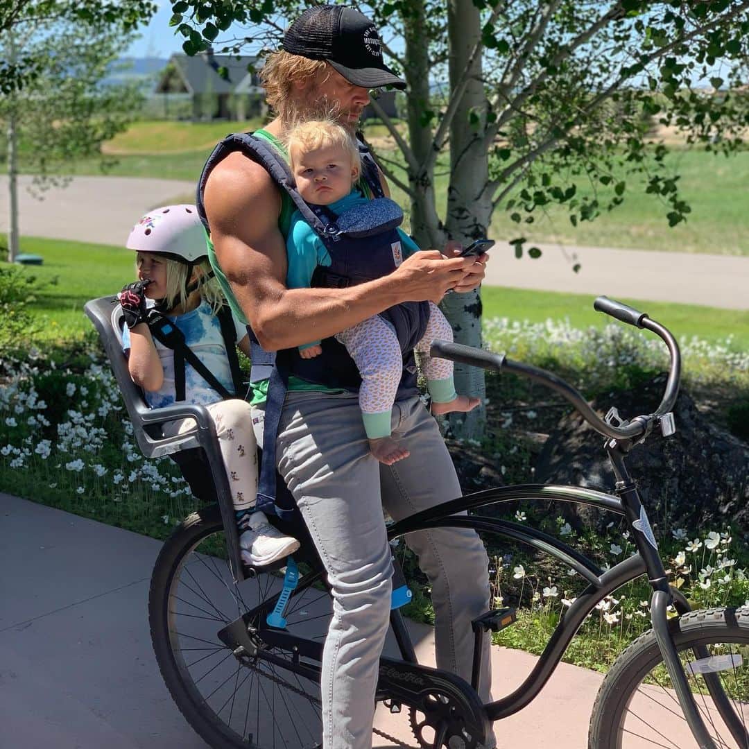 エリック・クリスチャン・オルセンのインスタグラム：「Babies by @swrightolsen. Tank top by @nike. Hat by @bikeshedmotoco Bike by @electra_bicycle. Not so casual flex provided by two weeks #mauidreaming with @pohlenfitness and @adamlevine #letsGETit」
