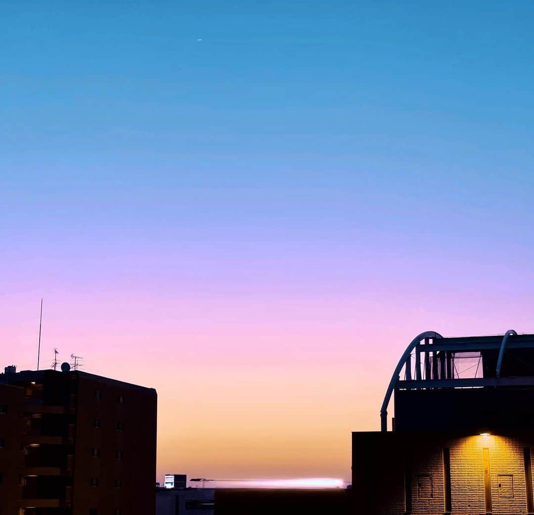 倉地美晴さんのインスタグラム写真 - (倉地美晴Instagram)「・ 2021/6/8 AM4:20  #goodmorning #morning #beautifulsky #skyphotography」6月8日 4時24分 - miharu_kurachi