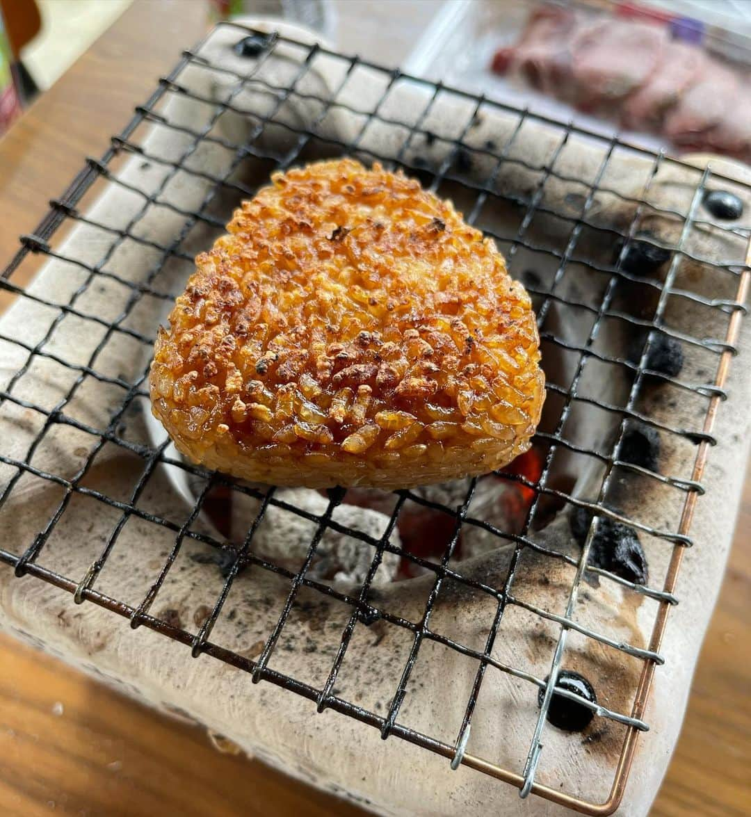 ダルビッシュ有さんのインスタグラム写真 - (ダルビッシュ有Instagram)「ニッスイの焼きおにぎりをレンジでチンした後に炭火で焼いてみたけど、やっぱり美味しかったです😄」6月8日 5時49分 - darvishsefat11